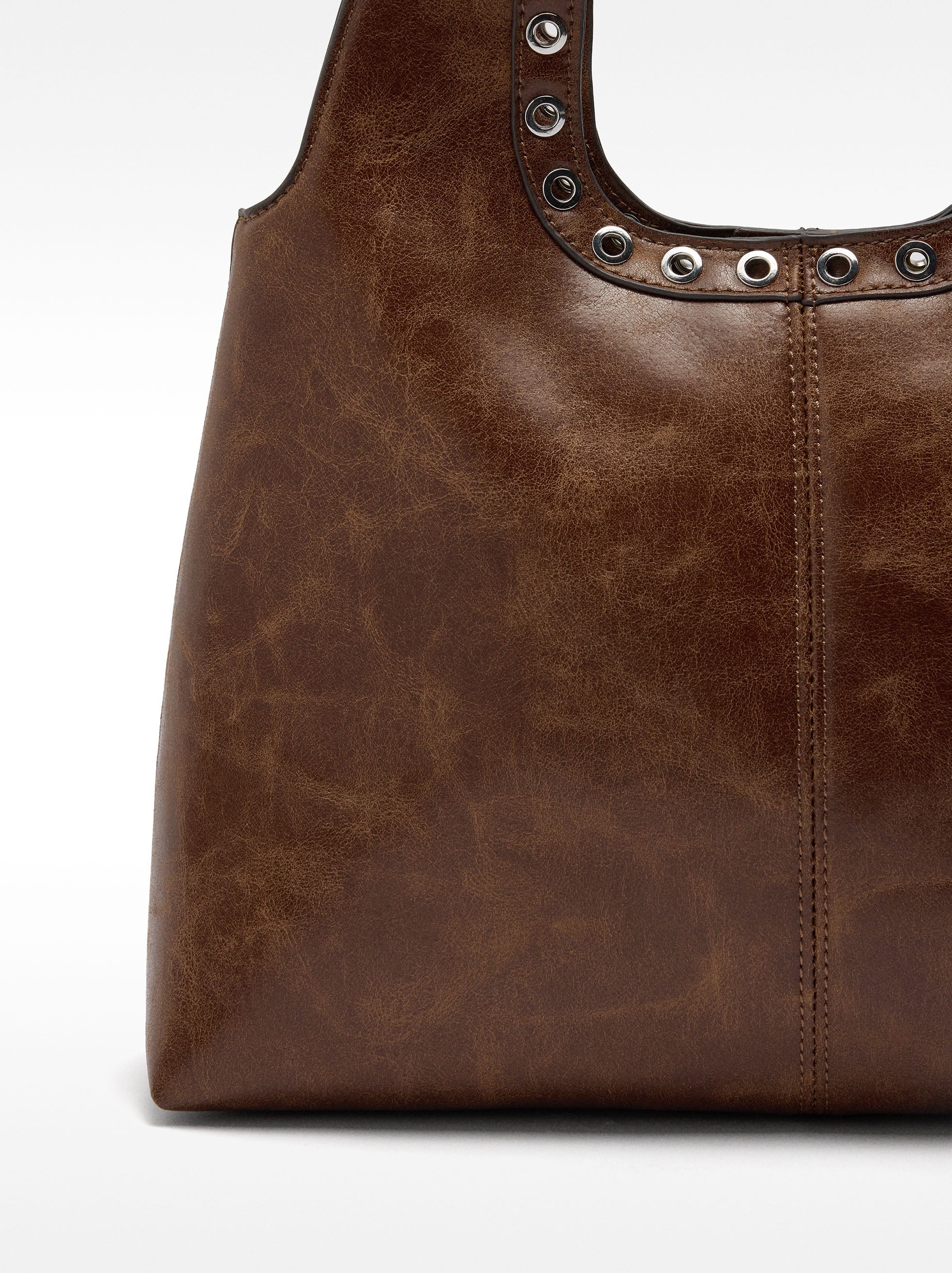 Bolso De Hombro Efecto Craquelado Con Tachuelas