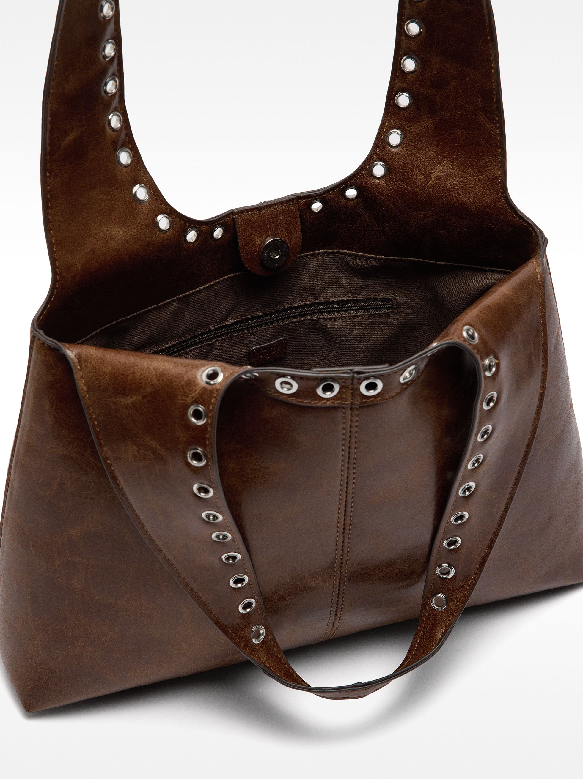 Bolso De Hombro Efecto Craquelado Con Tachuelas