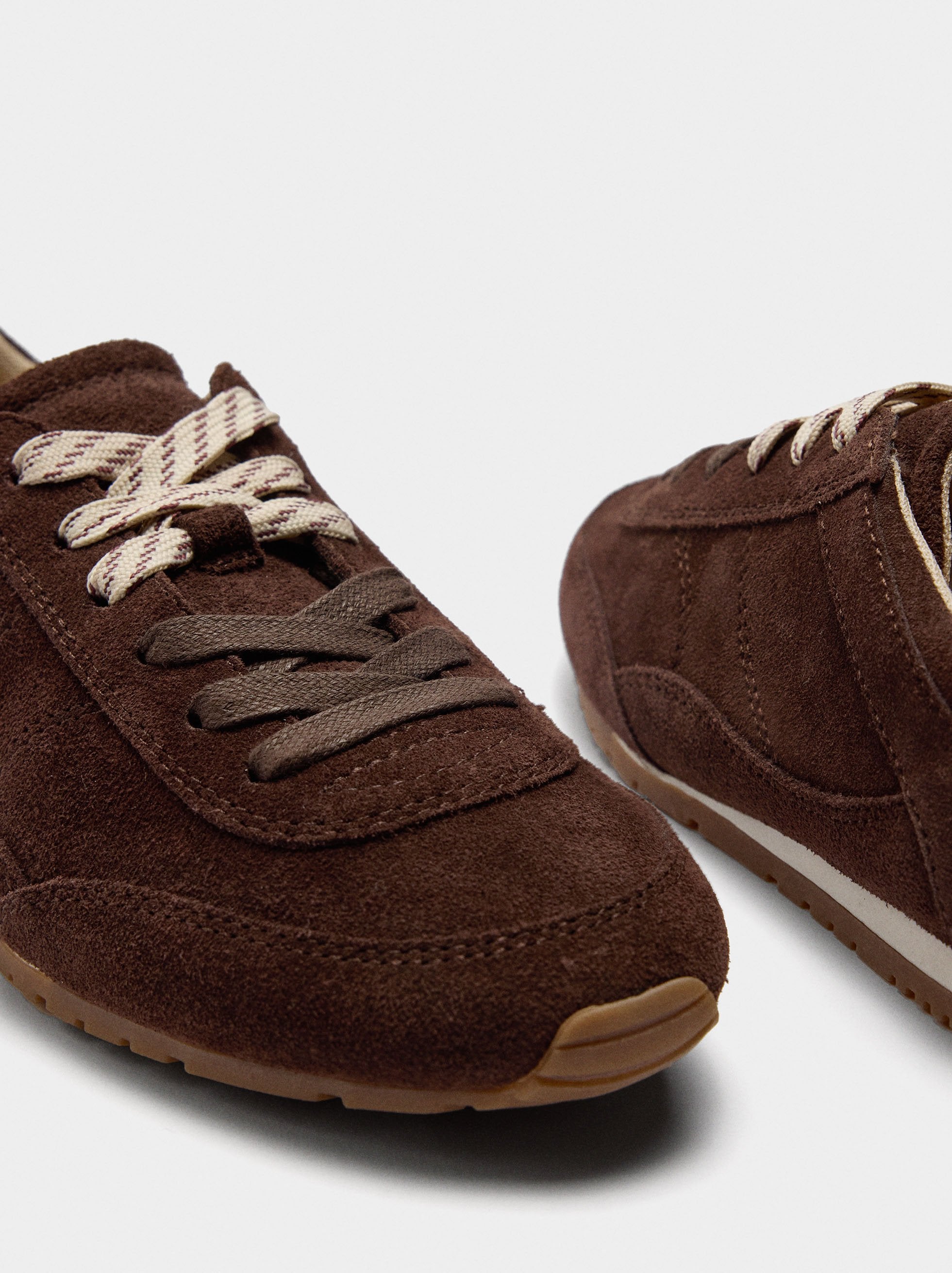 Zapatillas De Piel Monocromática
