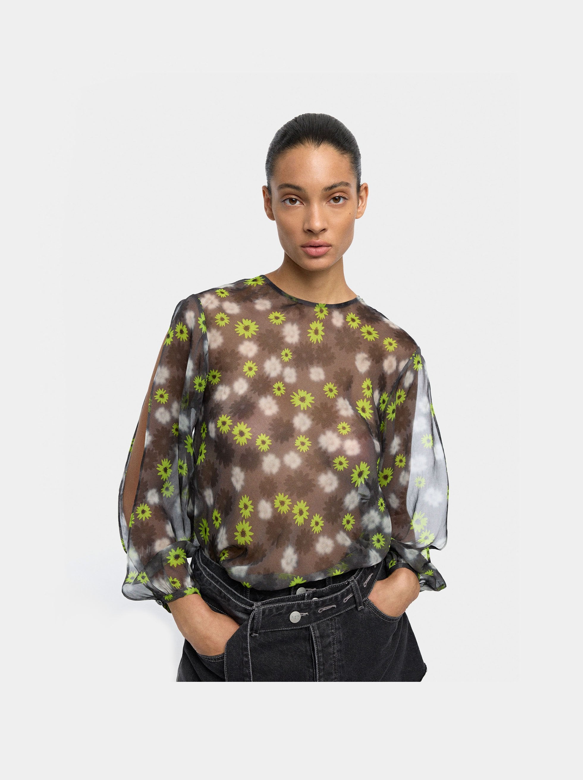 Blusa Semitransparente Con Estampado Floral