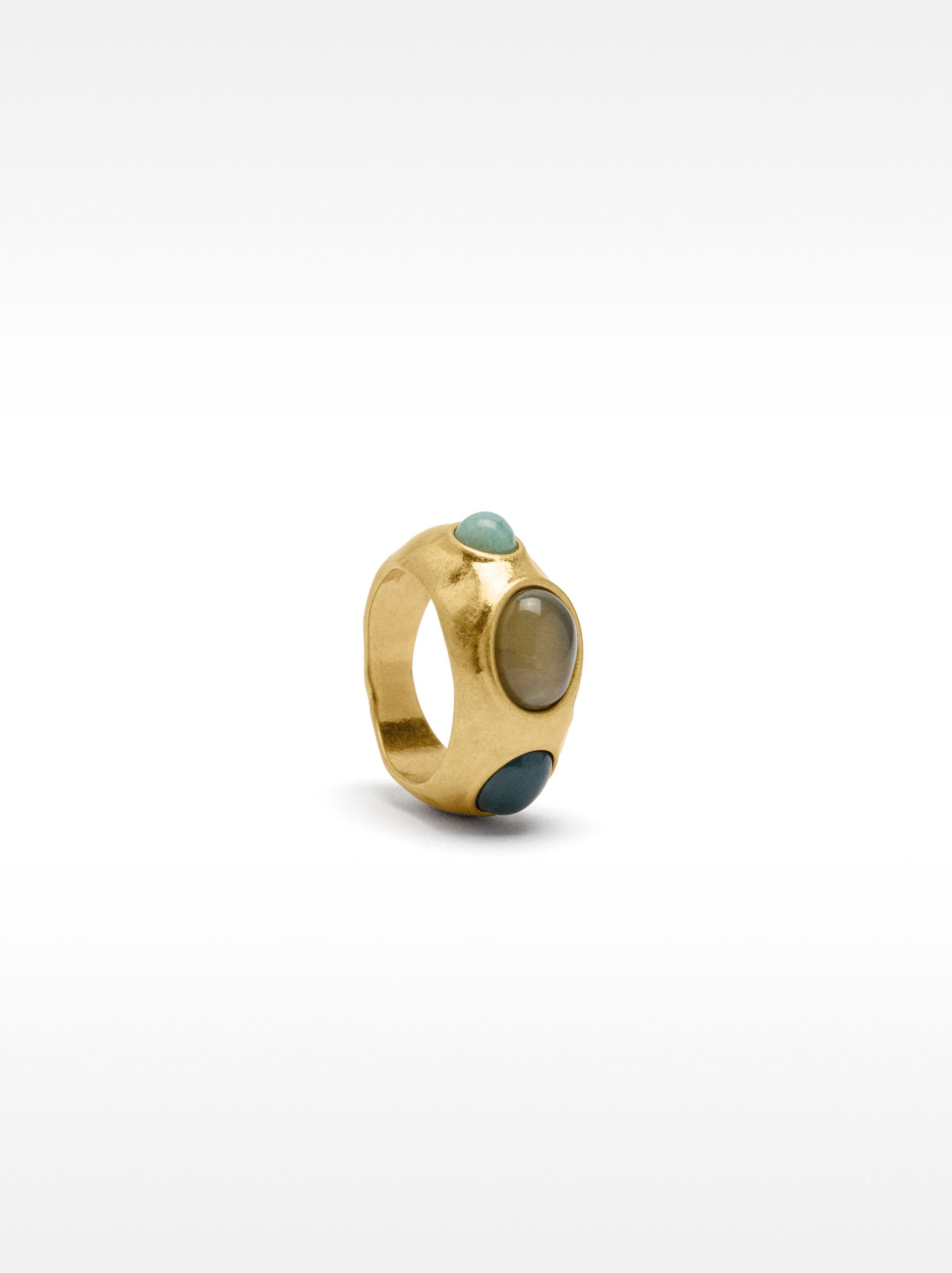 Anillo Con Piedras Y Resina