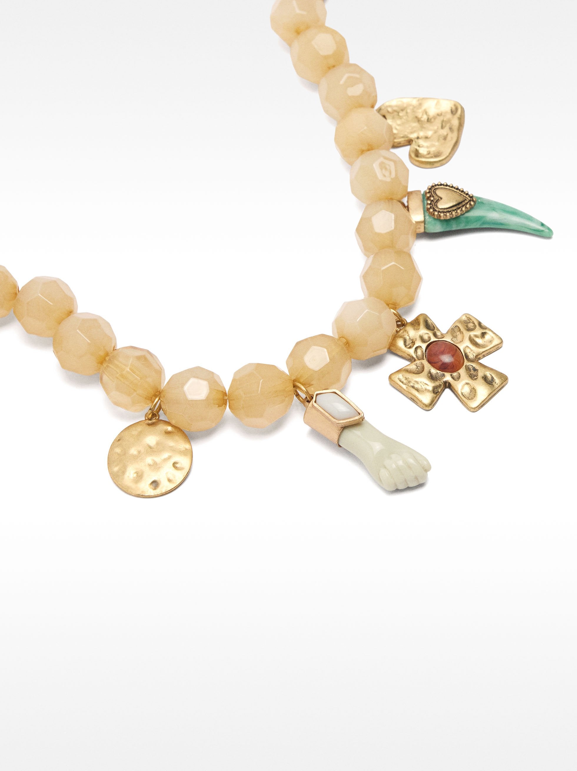 Collar Corto Efecto Piedra Con Colgantes