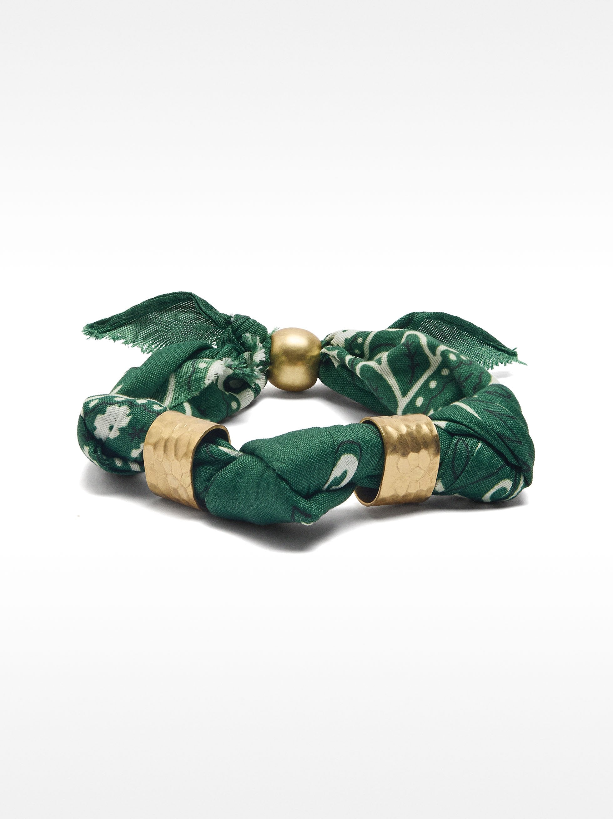Pulsera De Tejido Con Detalles Metálicos
