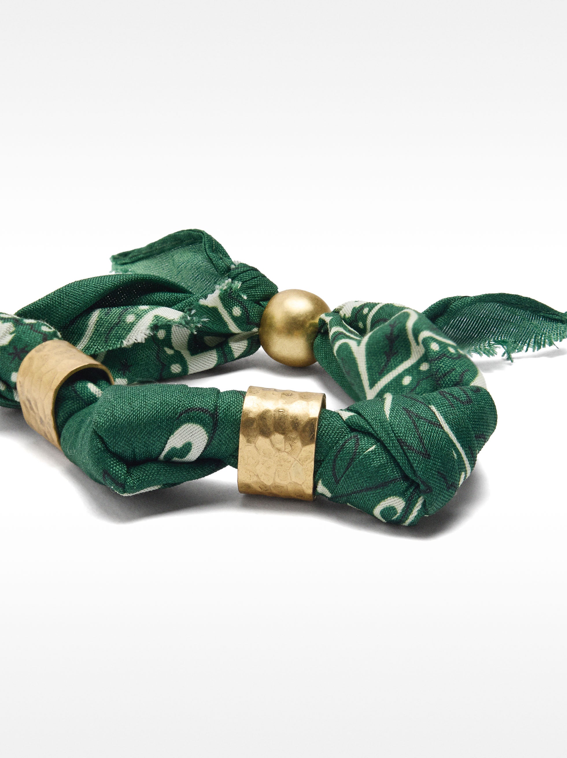 Pulsera De Tejido Con Detalles Metálicos