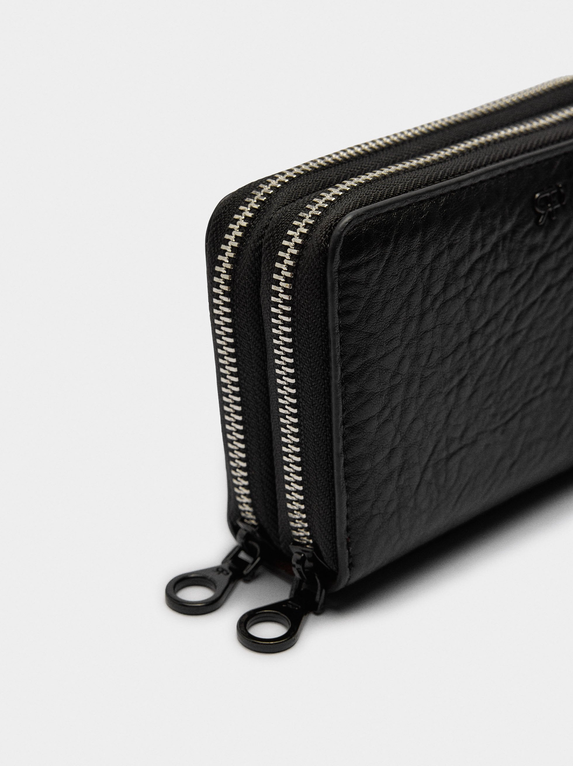 Cartera Con Textura Y Cremallera Doble