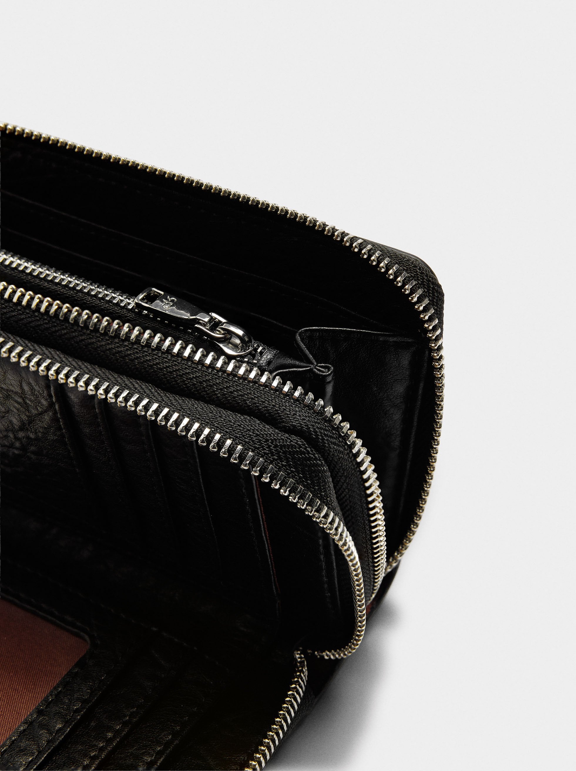 Cartera Con Textura Y Cremallera Doble