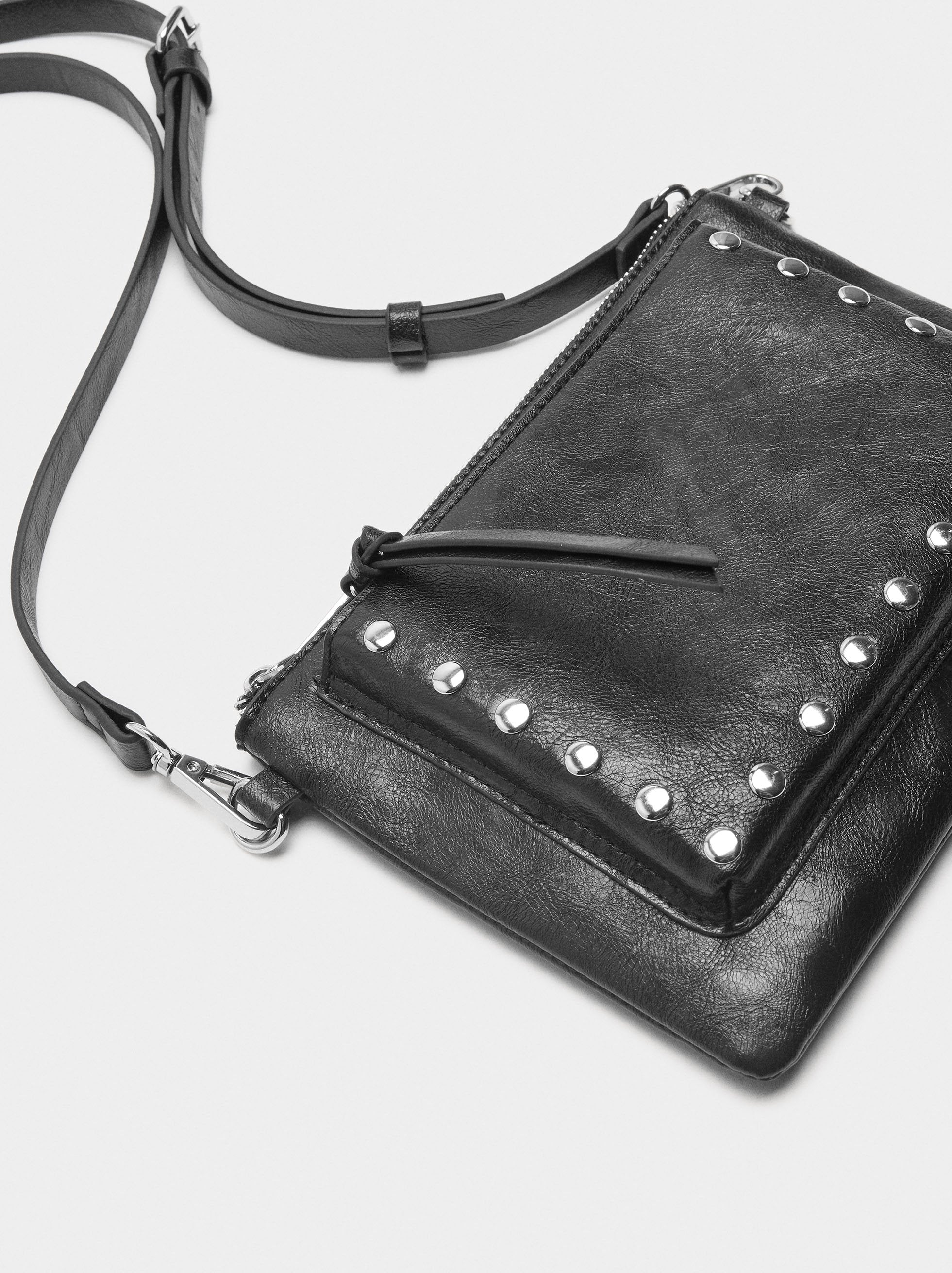 Bolso Bandolera Con Tachuelas