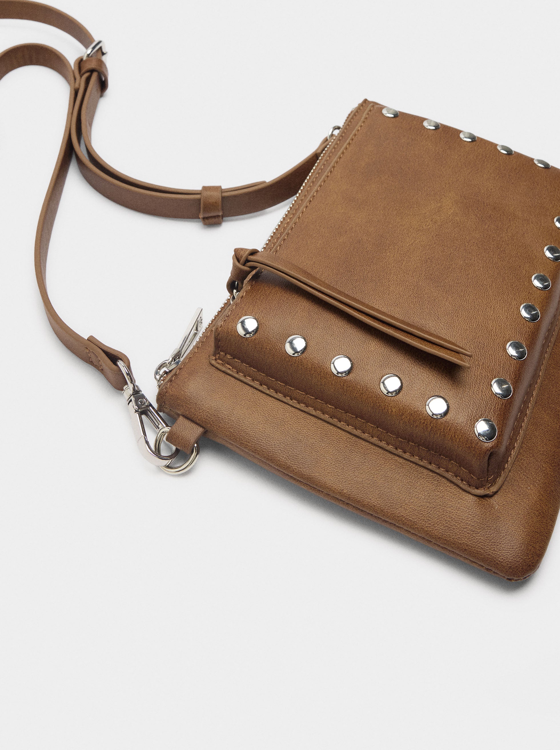 Bolso Bandolera Con Tachuelas