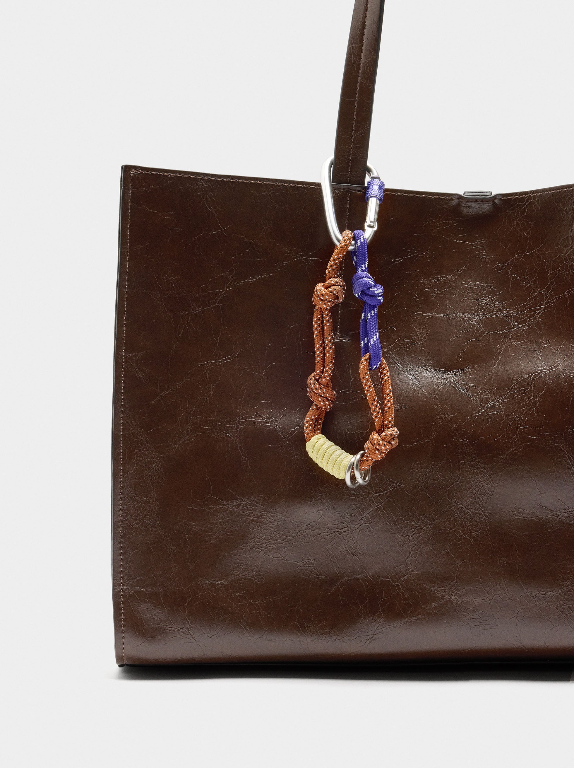 Bolso Shopper Con Colgante