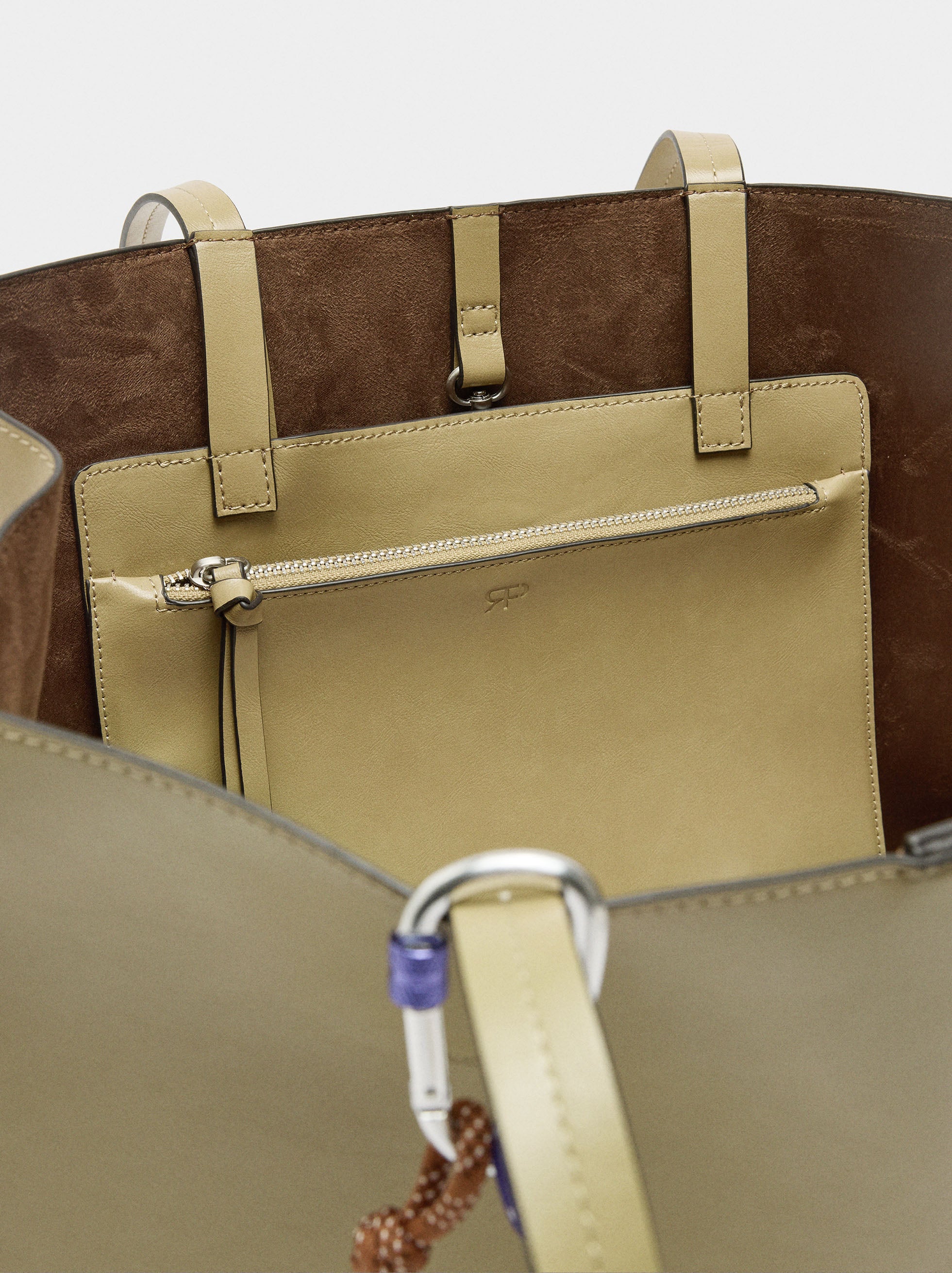 Bolso Shopper Con Colgante