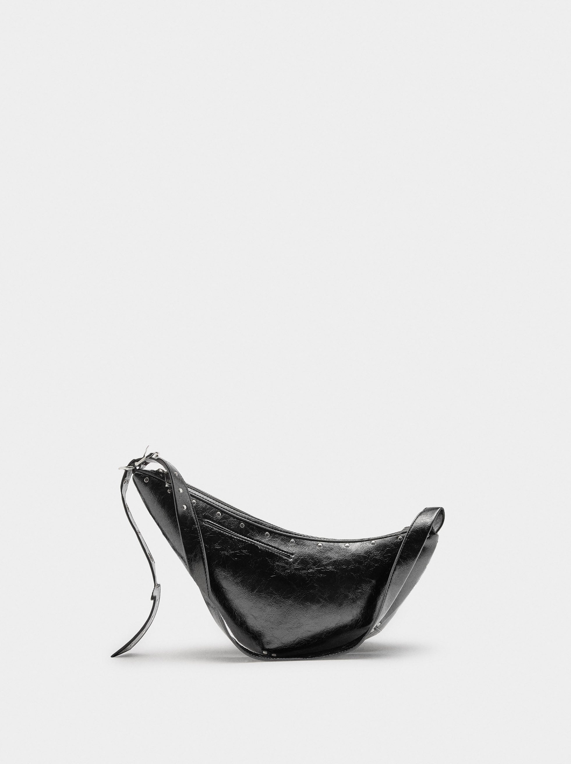 Bolso De Hombro Asimétrico Con Tachuelas
