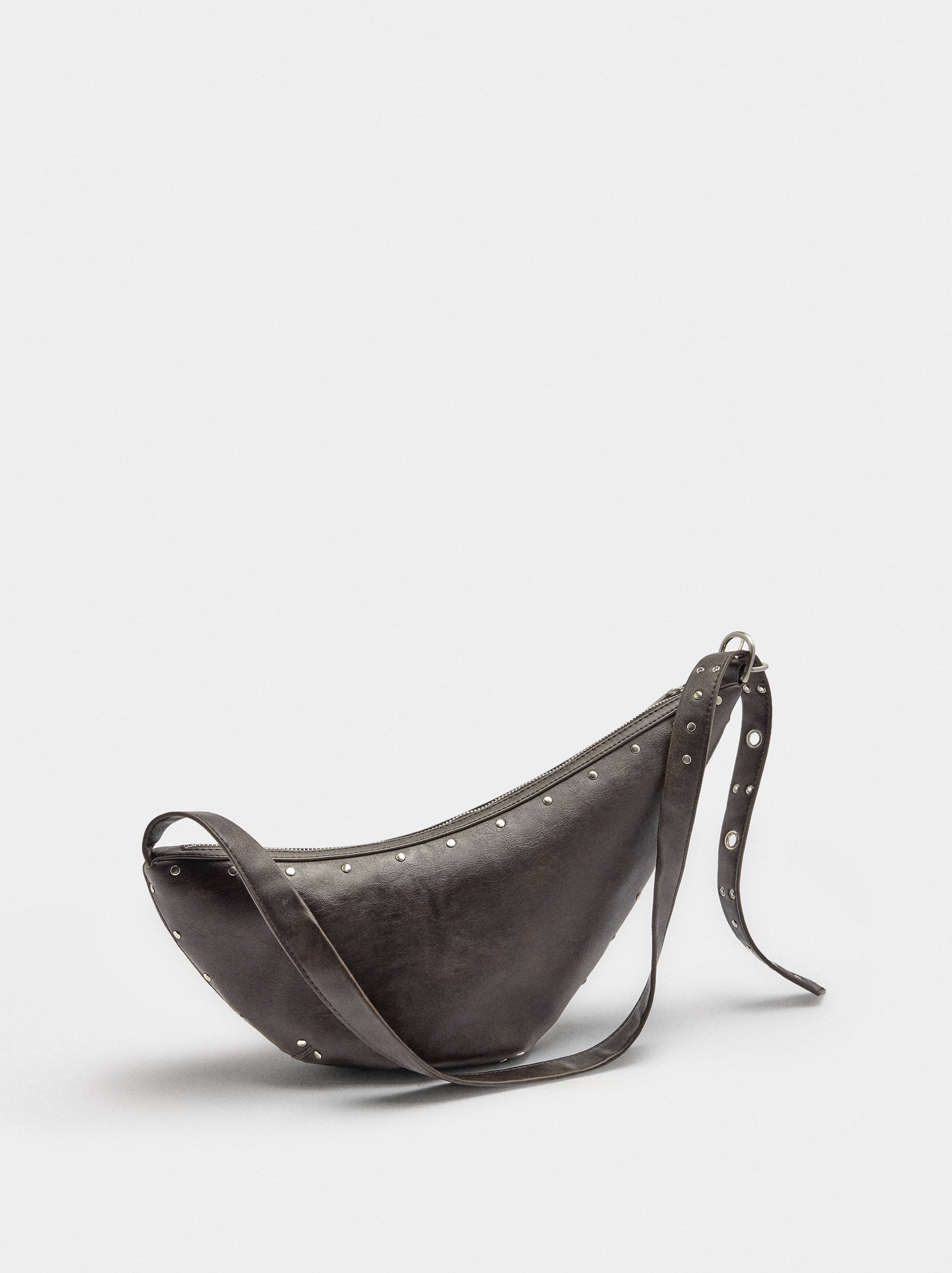 Bolso De Hombro Asimétrico Con Tachuelas