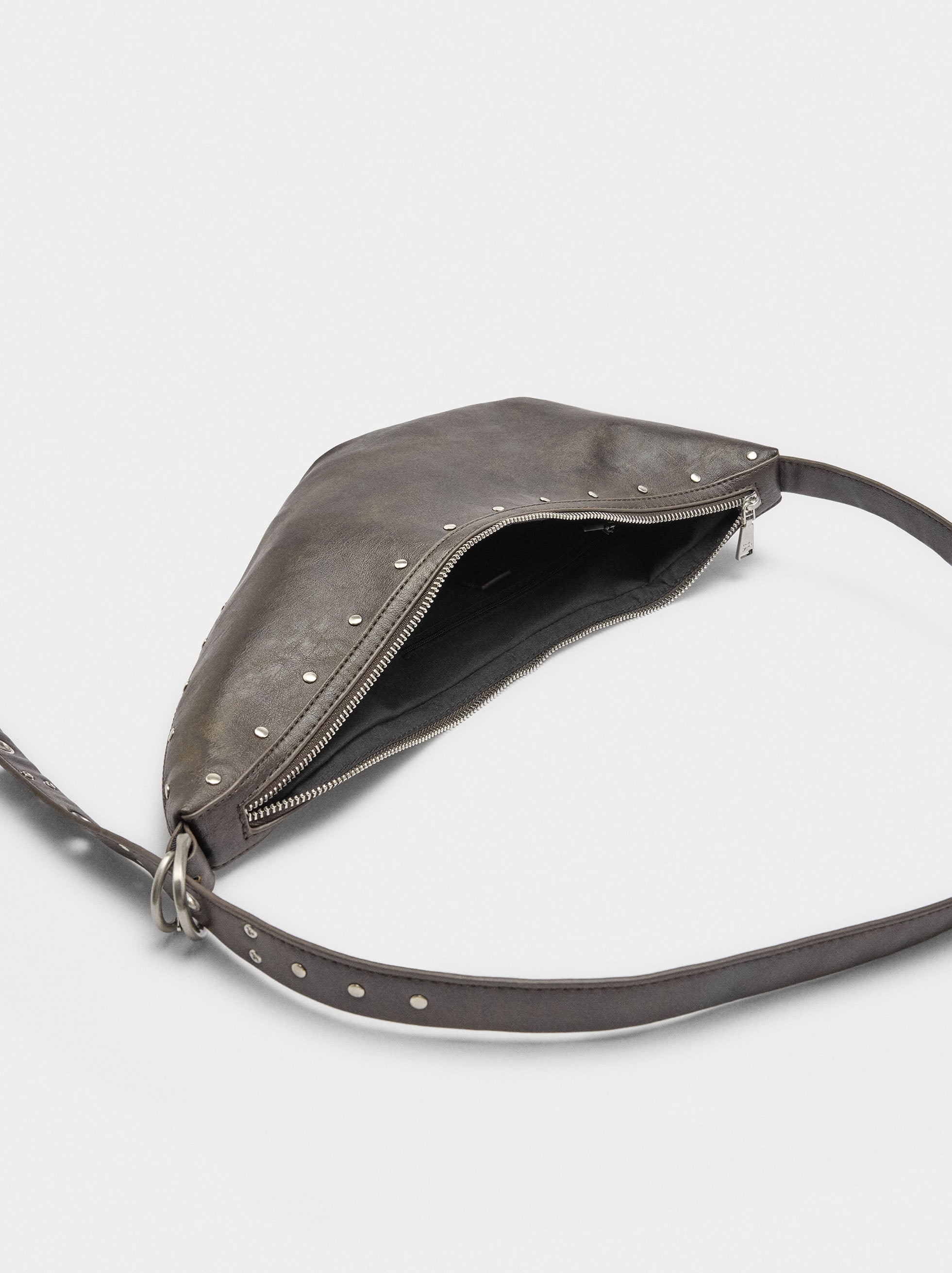 Bolso De Hombro Asimétrico Con Tachuelas