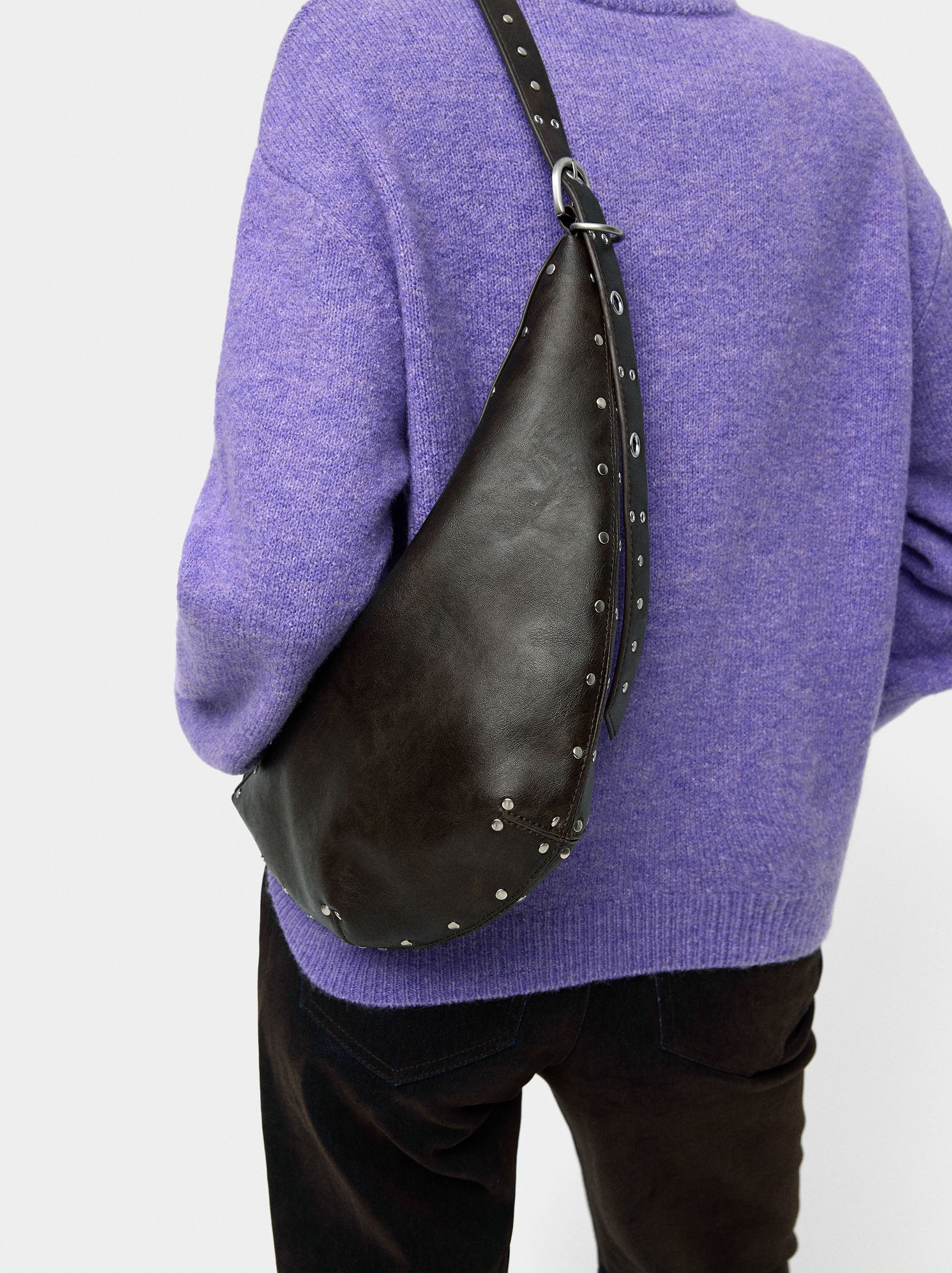 Bolso De Hombro Asimétrico Con Tachuelas