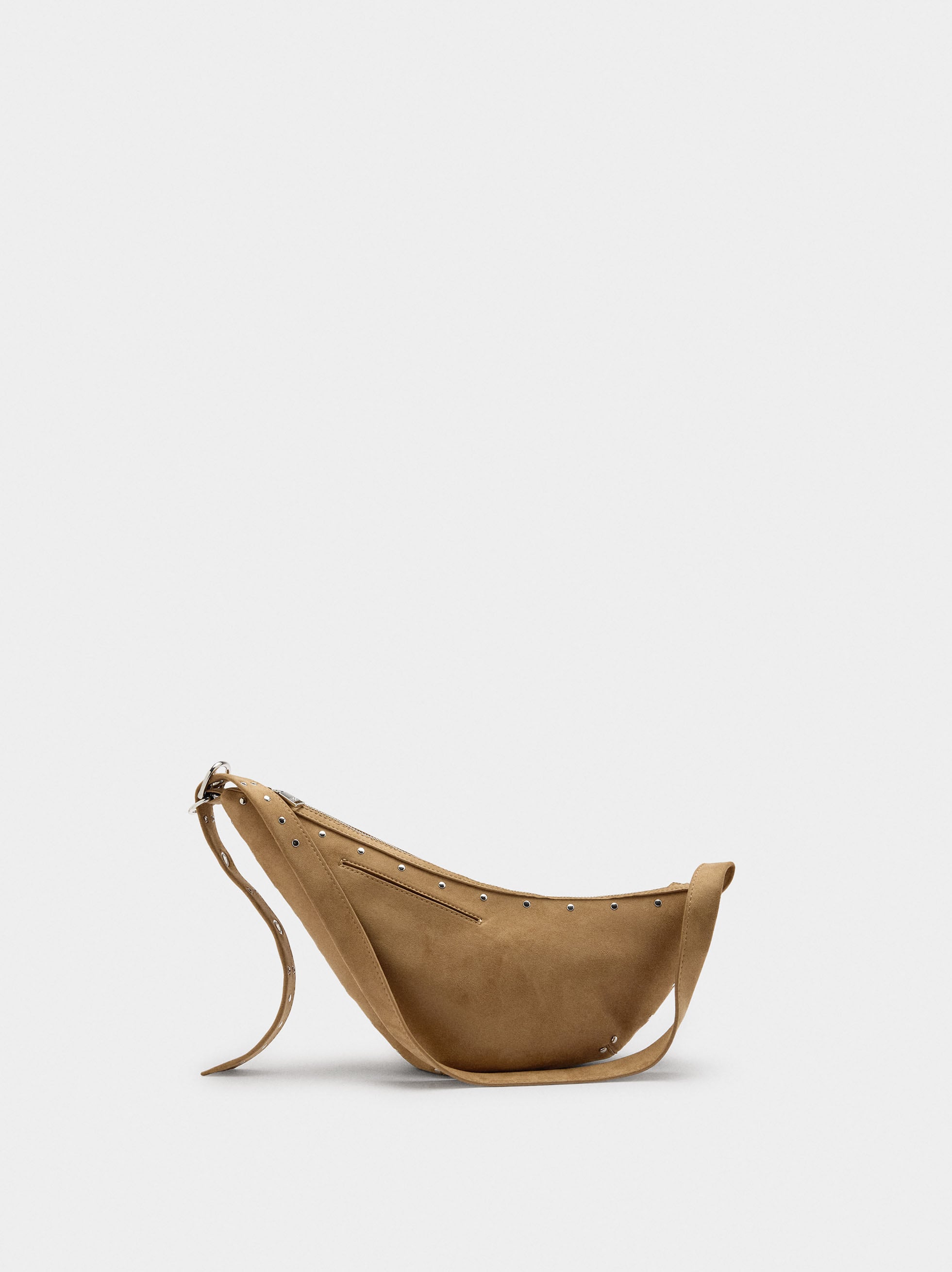 Bolso De Hombro Asimétrico Con Tachuelas