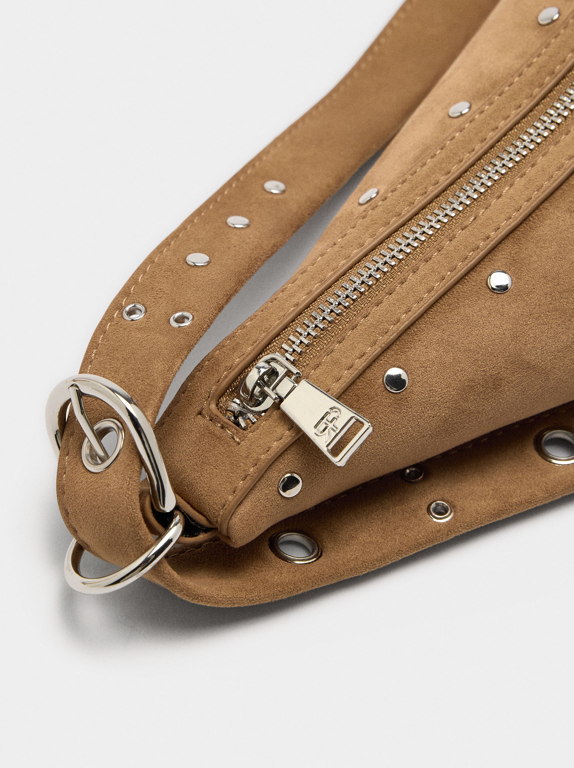 Bolso De Hombro Asimétrico Con Tachuelas