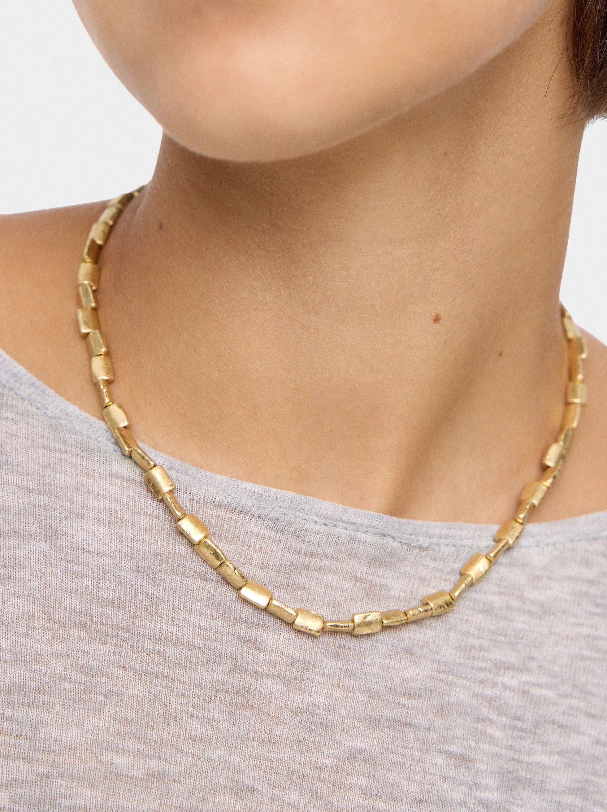 Collar Corto De Cuentas Rectangulares Planas