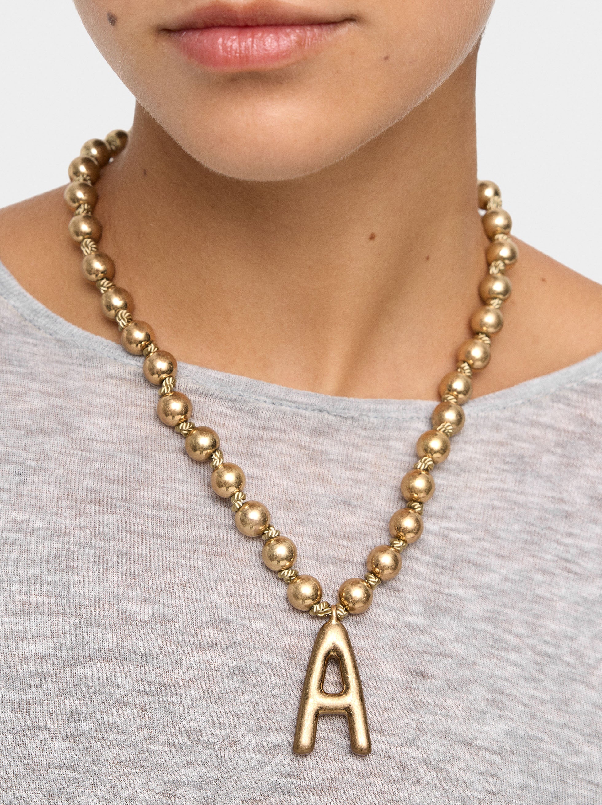Collar Corto De Cuentas Dorado