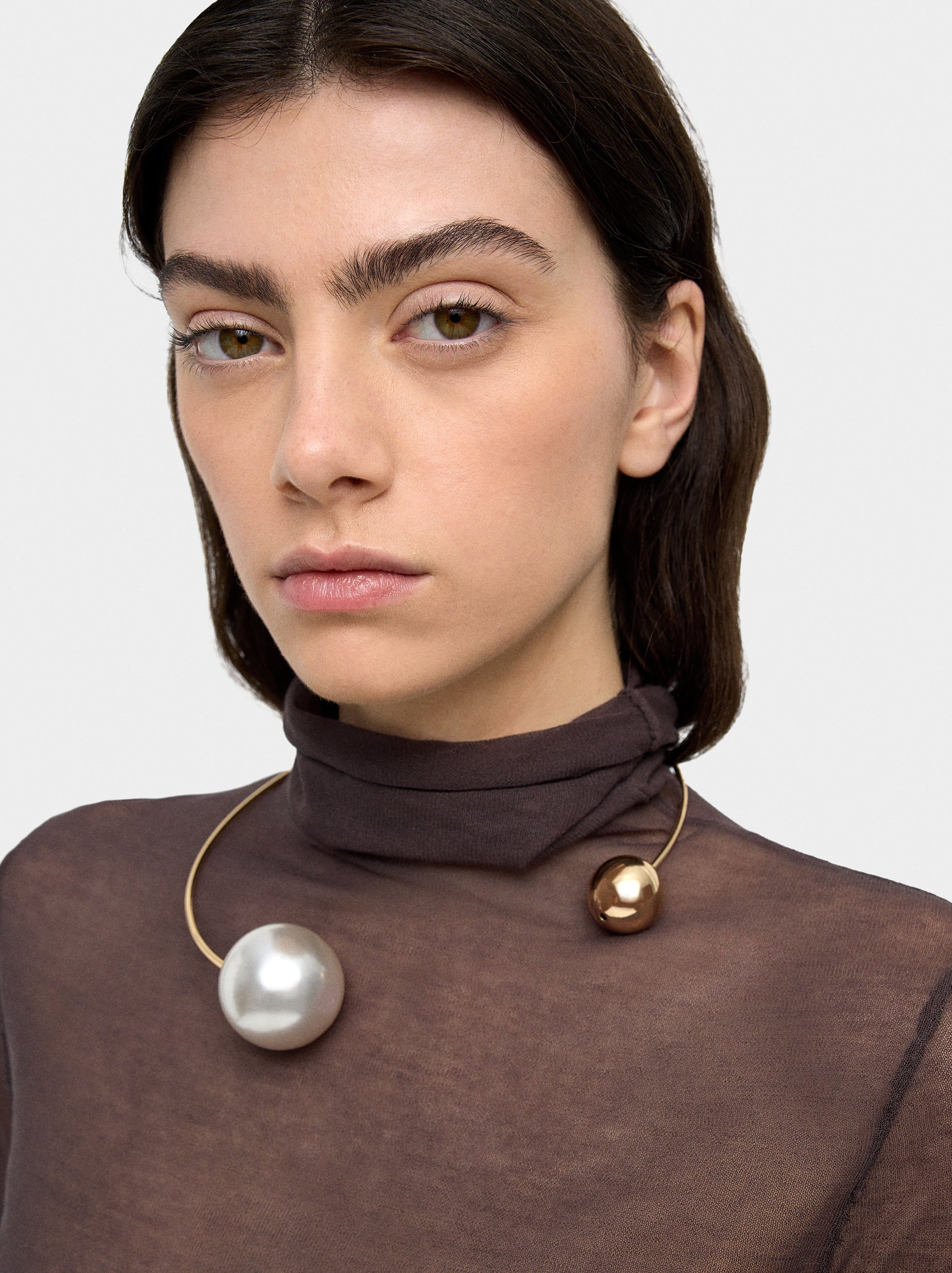 Collar Rígido Con Esfera Y Perla