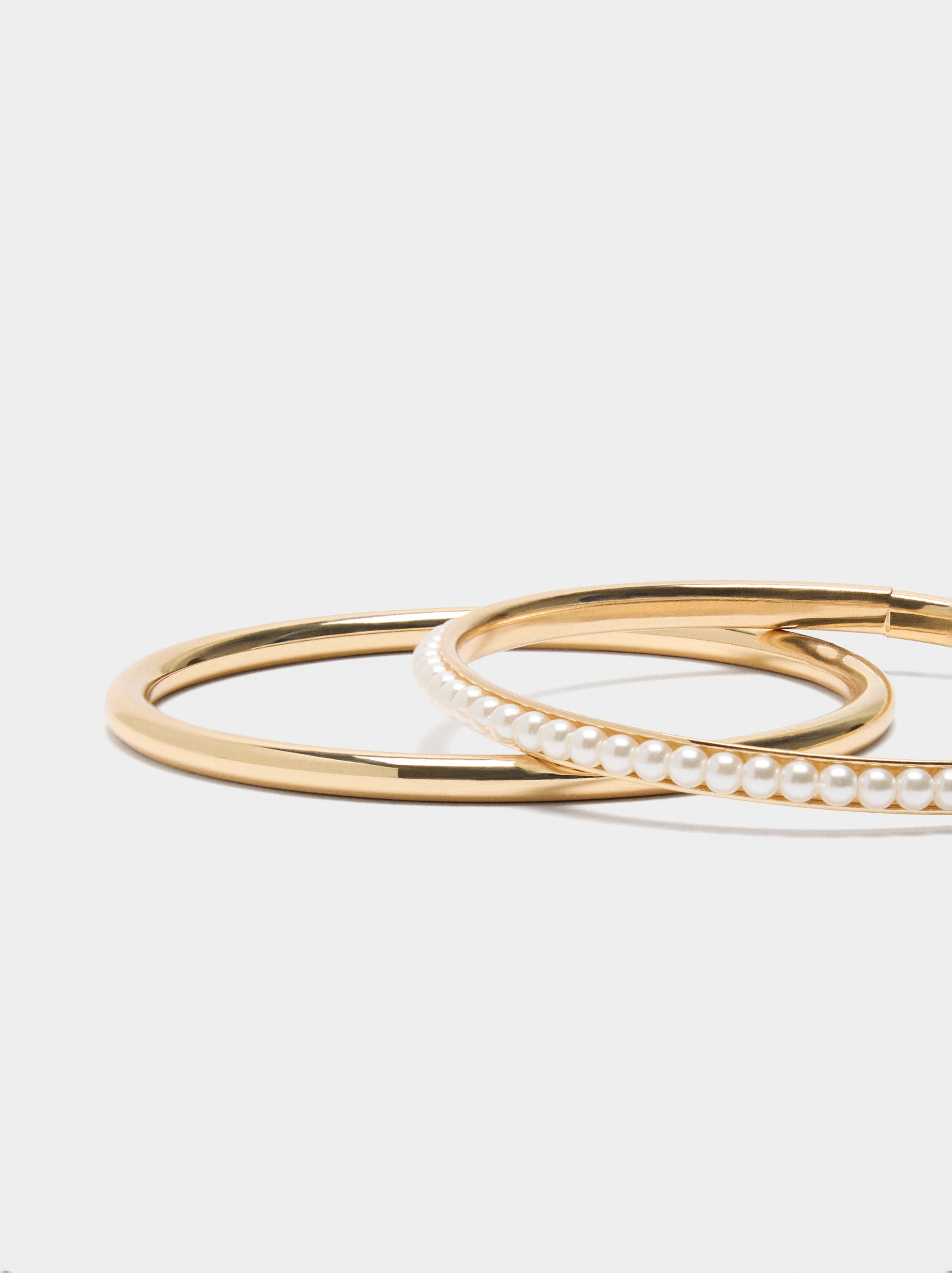 Set De Pulseras Rígidas Con Perlas