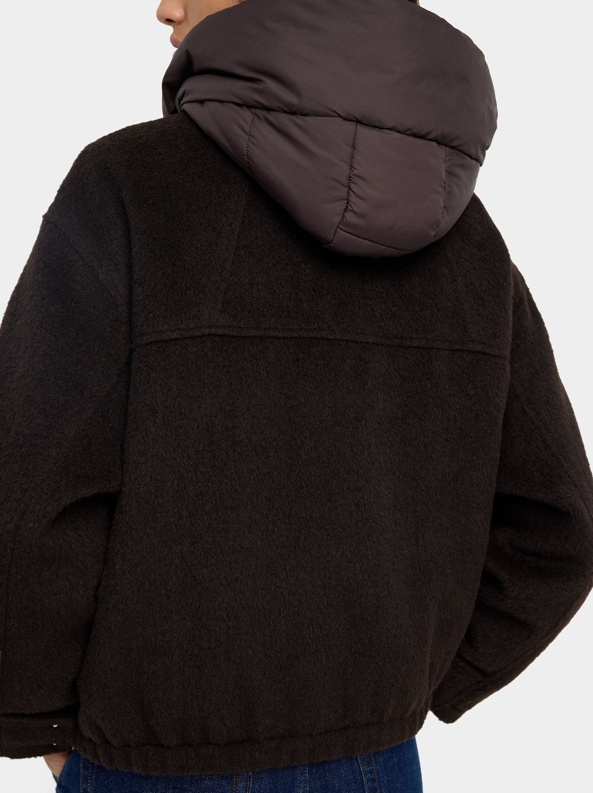 Chaqueta Con Capucha Y Bolsillos Laterales