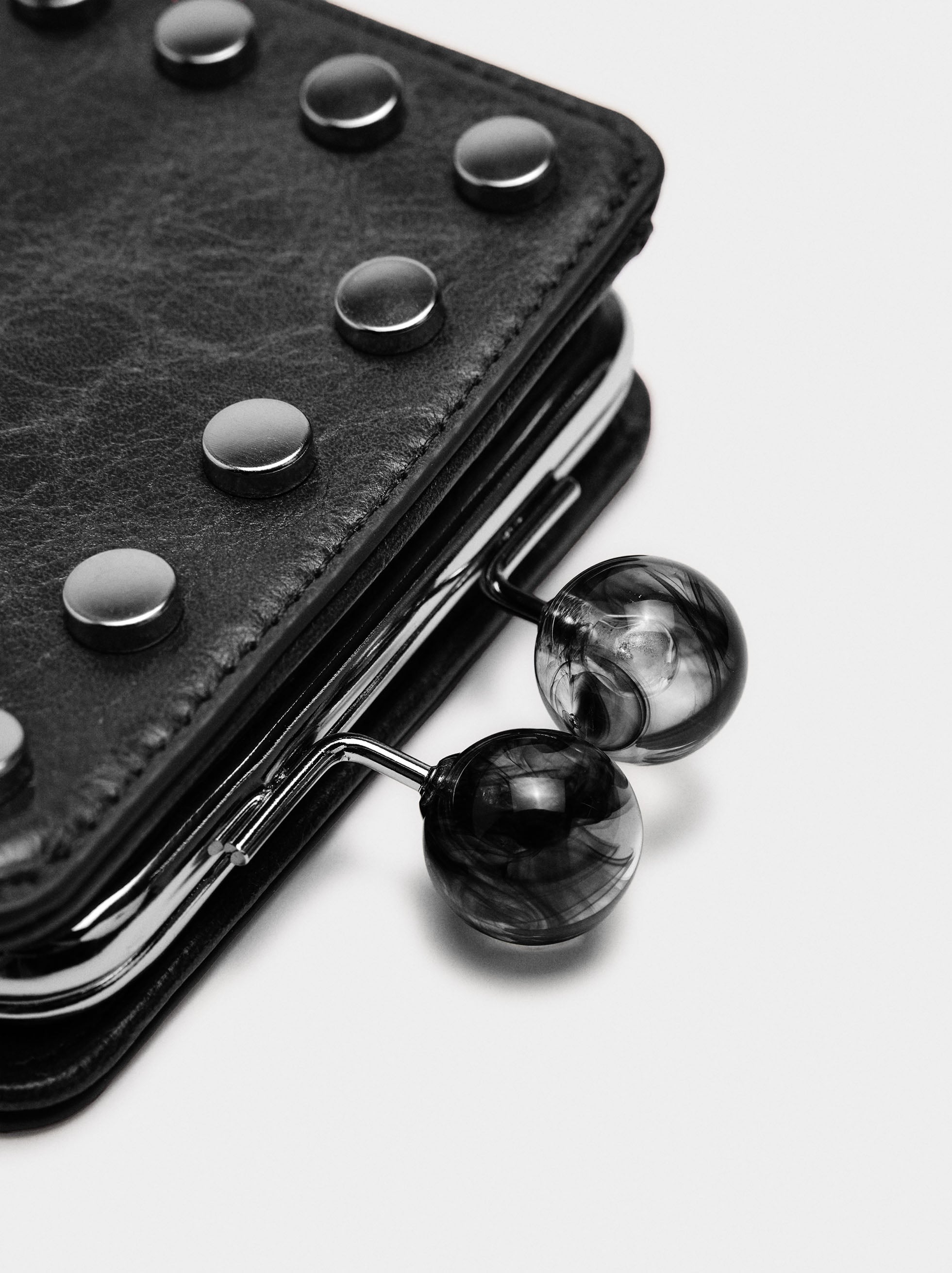 Cartera Básico Con Tachuelas