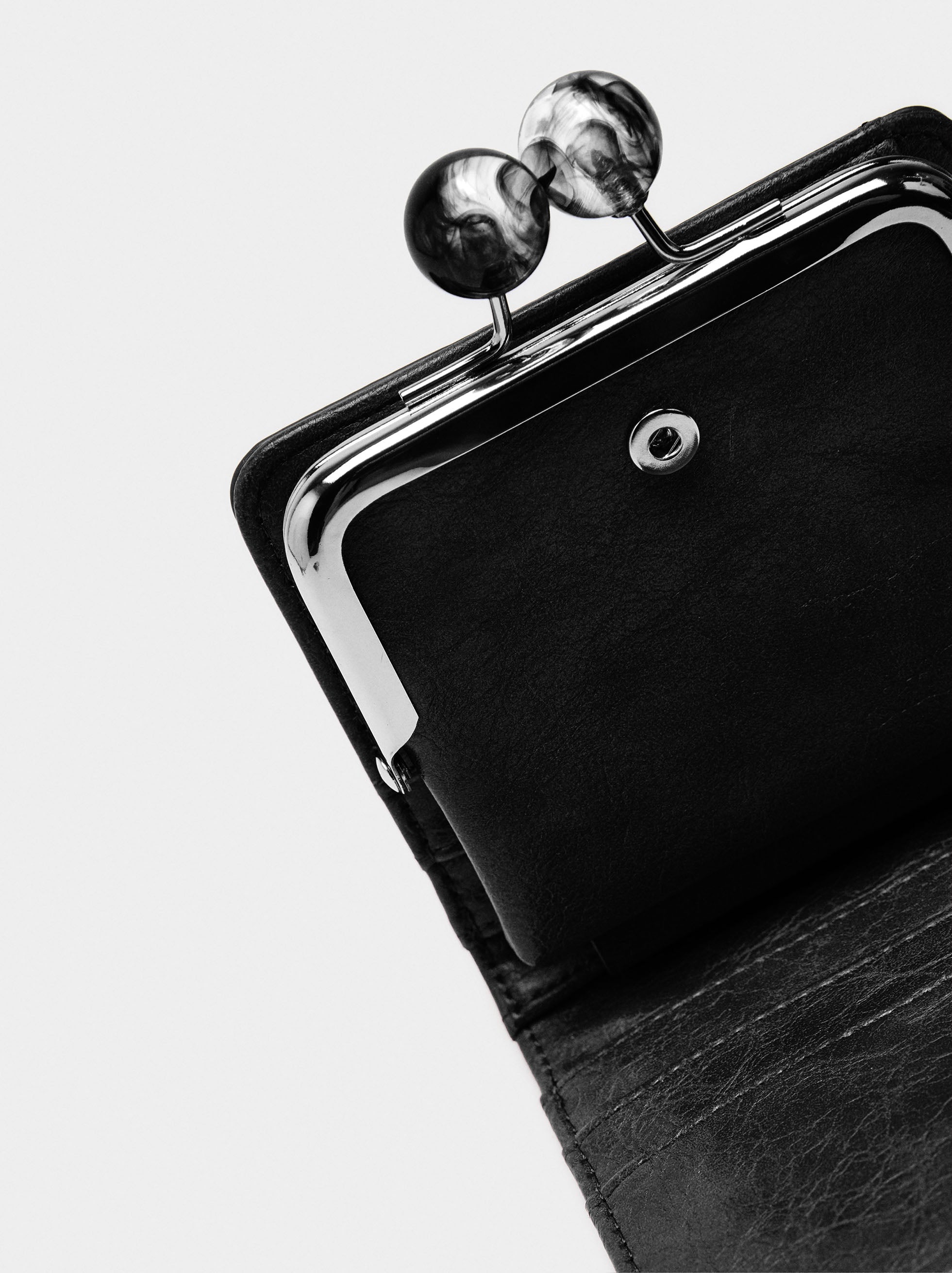 Cartera Básico Con Tachuelas