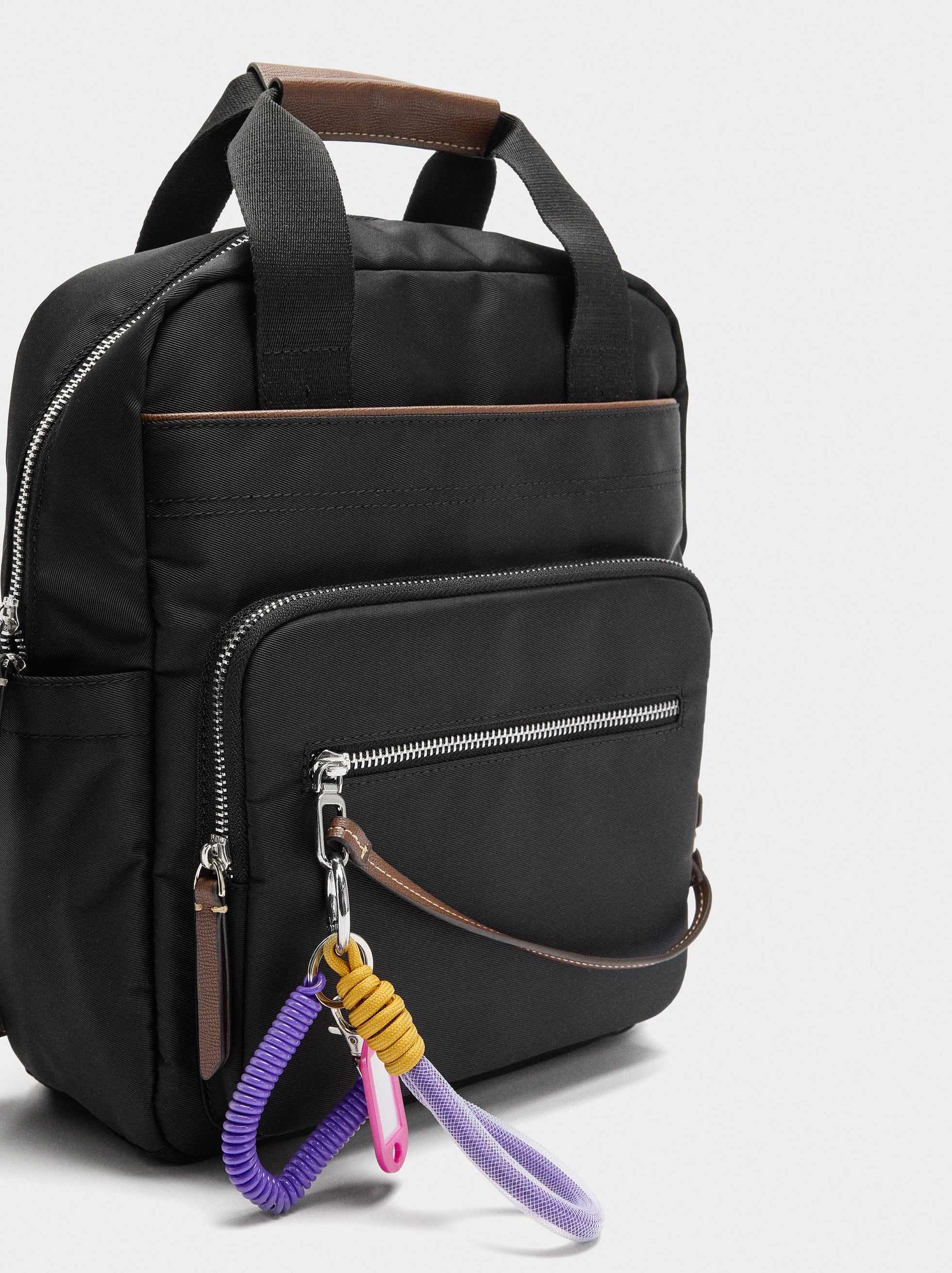 Mochila De Nylon Con Colgante