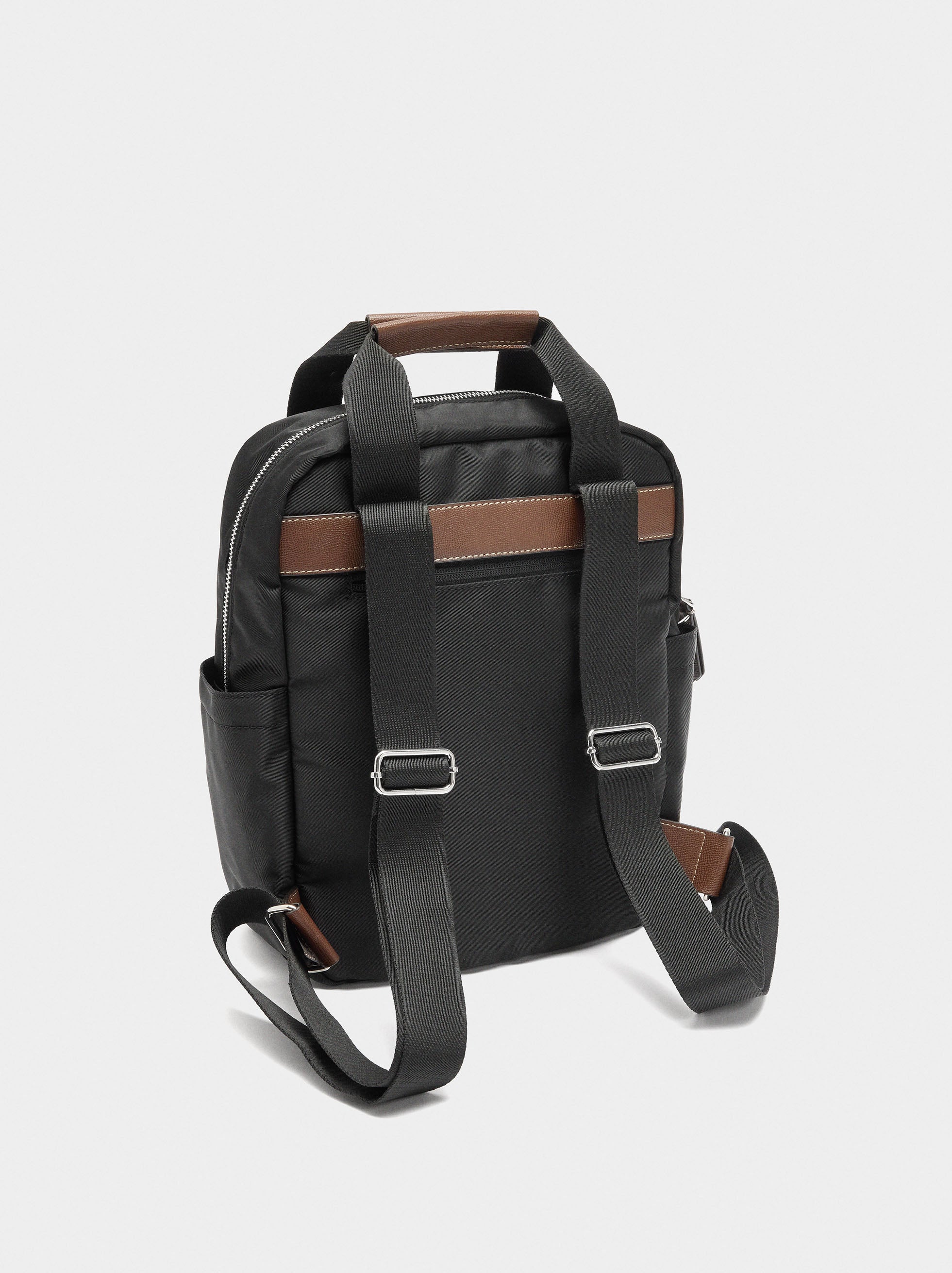 Mochila De Nylon Con Colgante