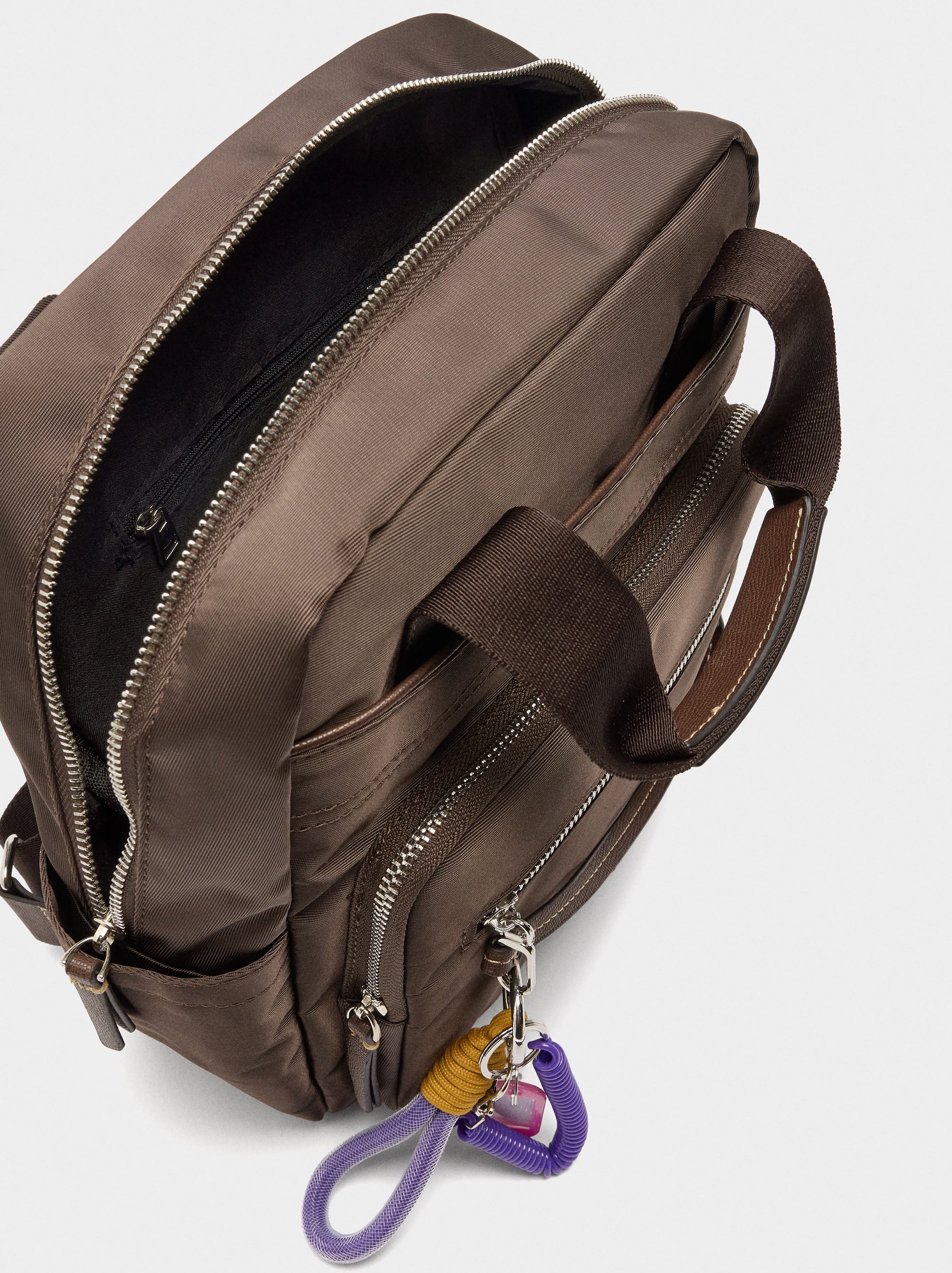 Mochila De Nylon Con Colgante