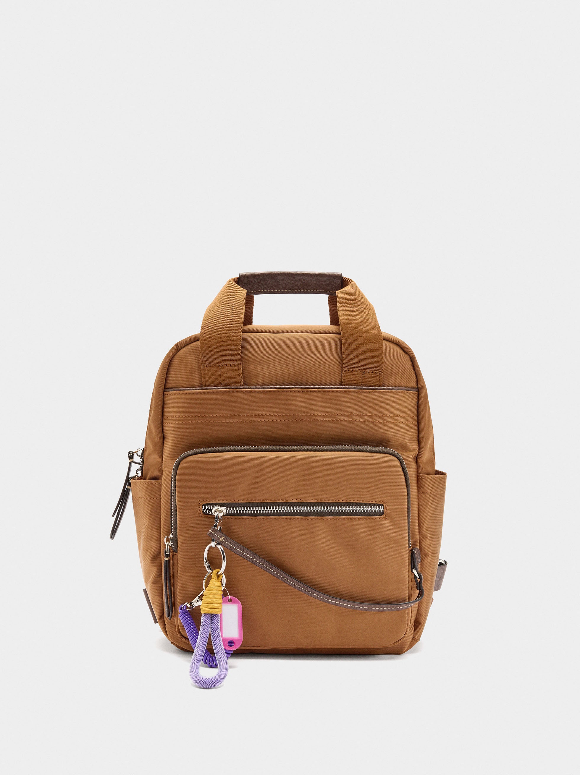 Mochila De Nylon Con Colgante