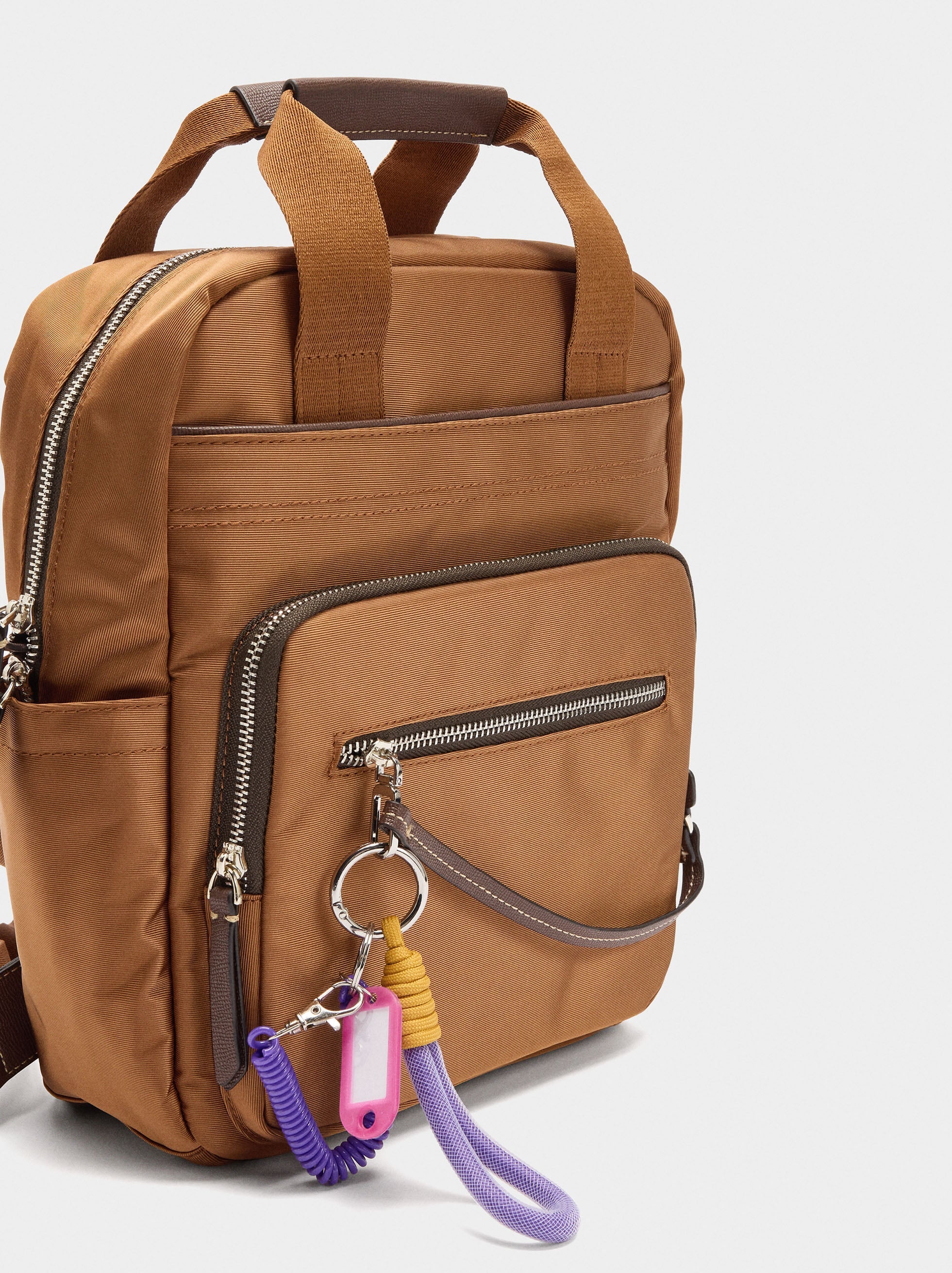 Mochila De Nylon Con Colgante