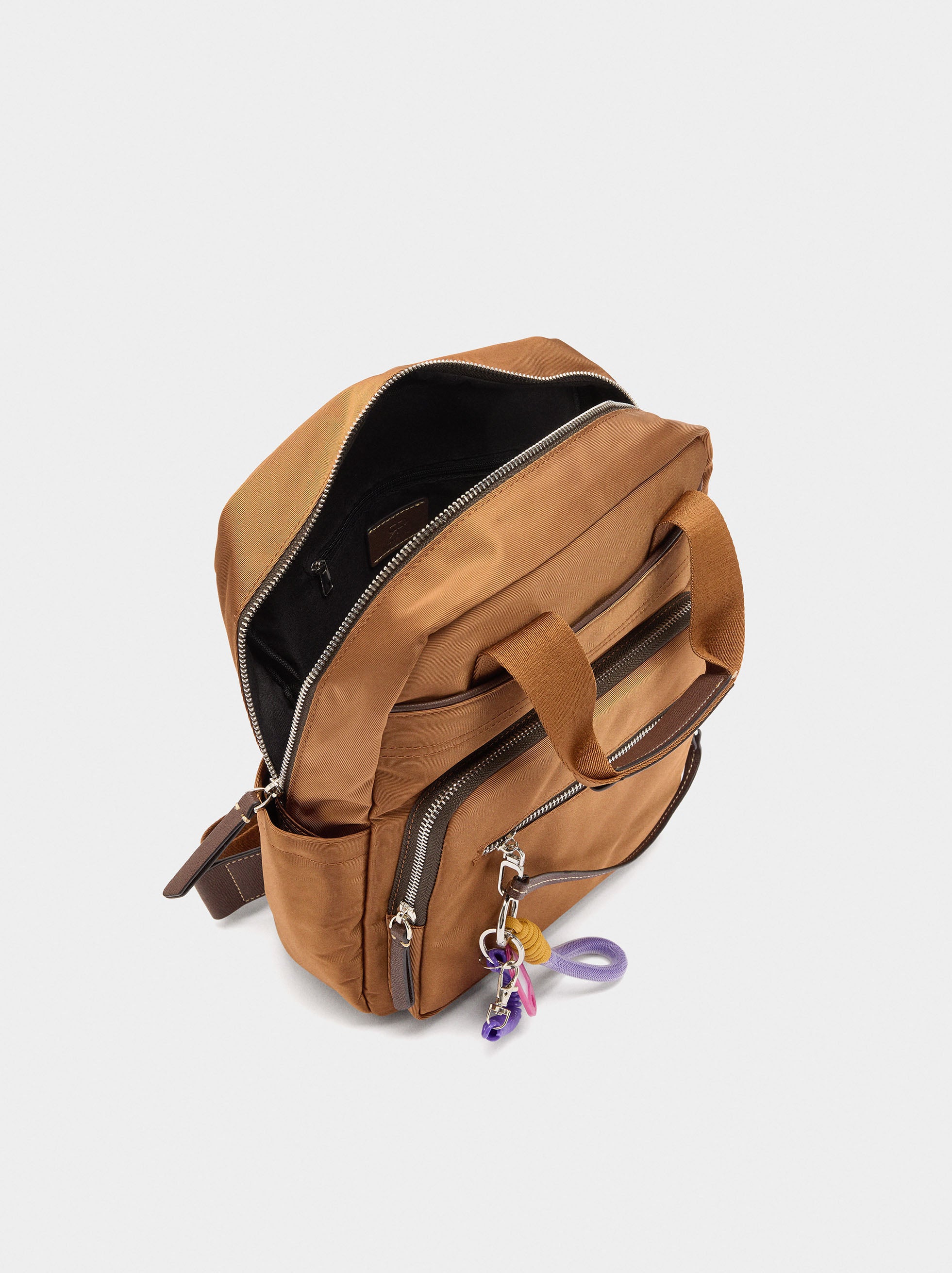 Mochila De Nylon Con Colgante