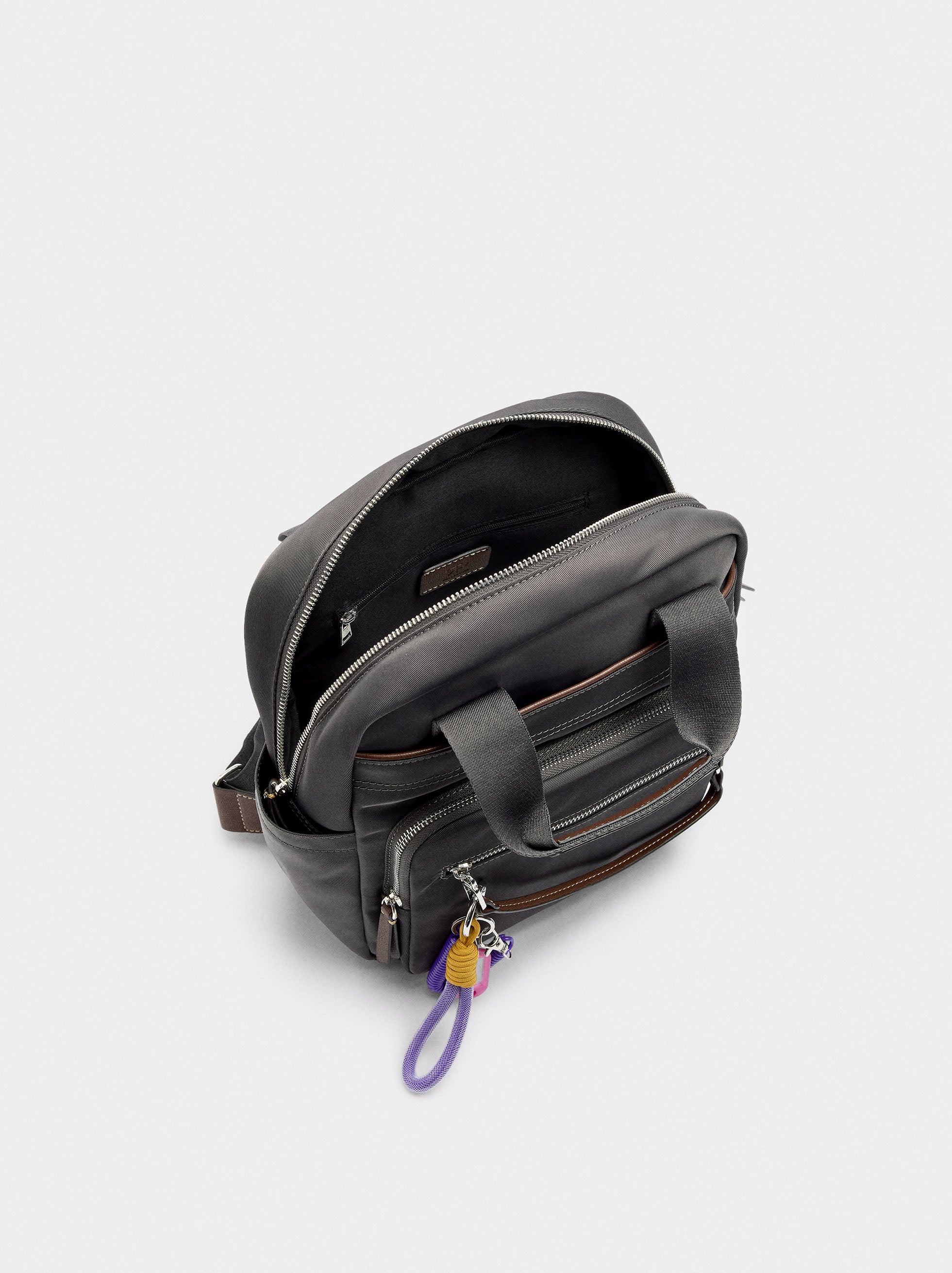 Mochila De Nylon Con Colgante