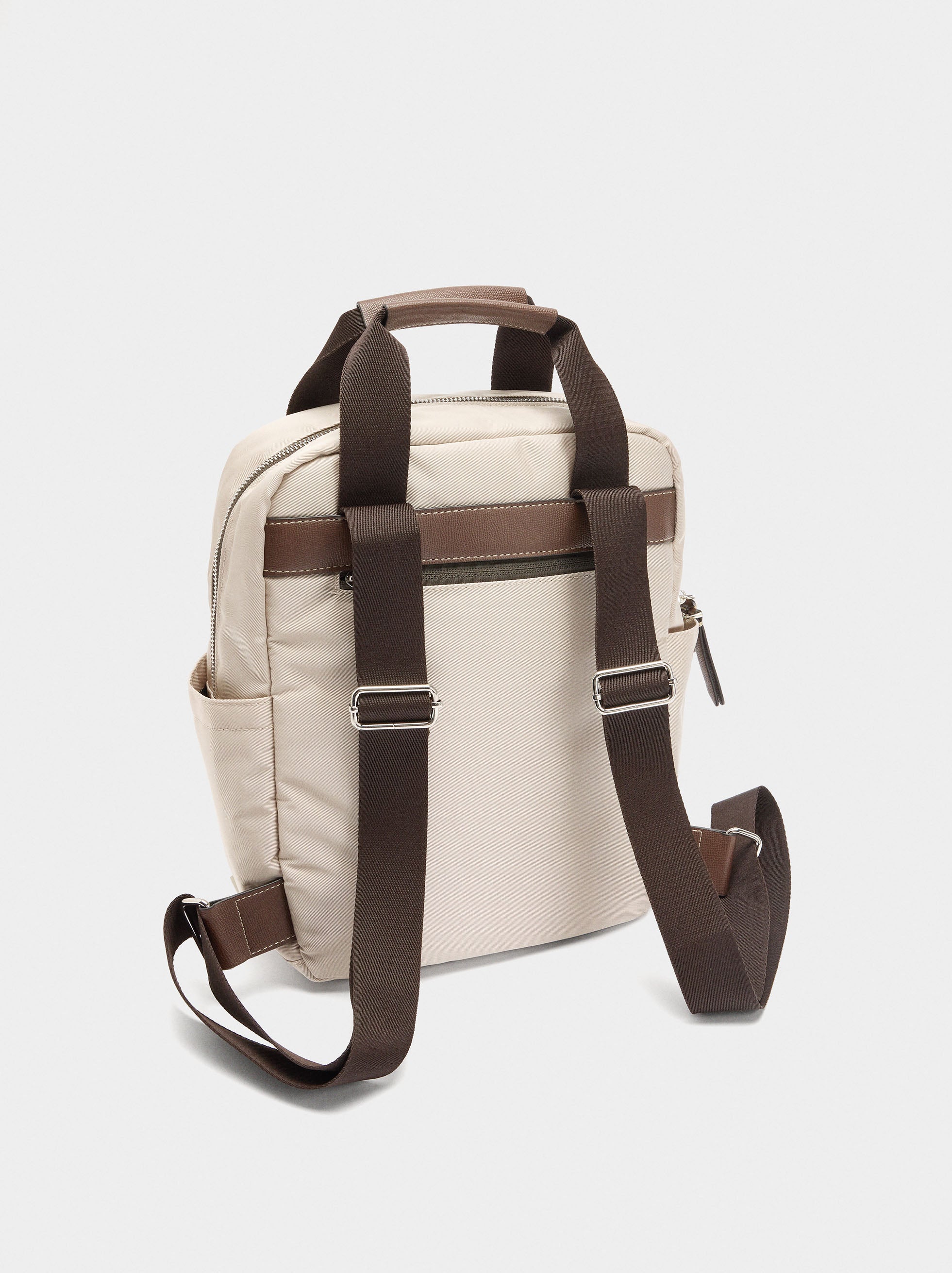 Mochila De Nylon Con Colgante