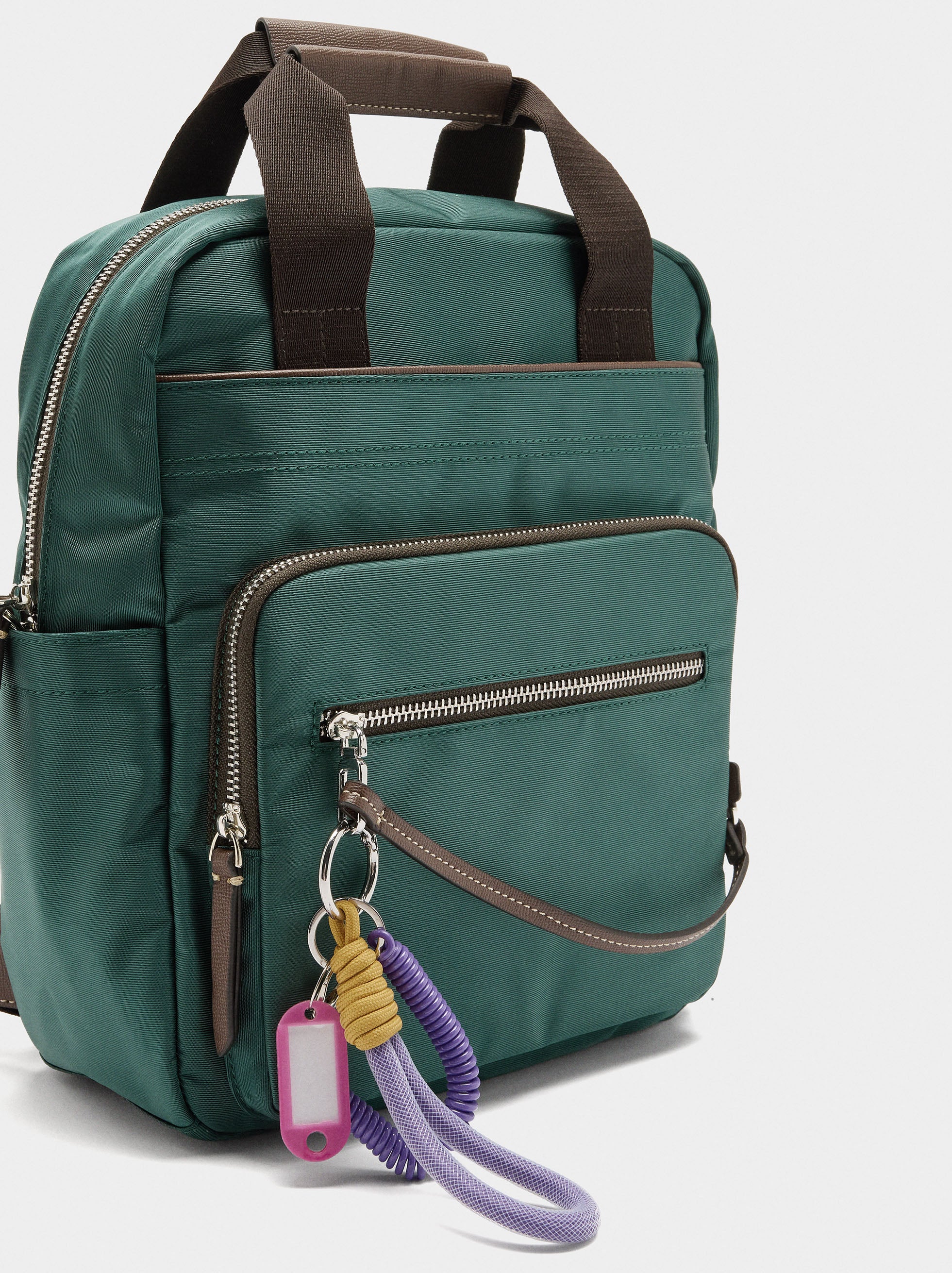 Mochila De Nylon Con Colgante