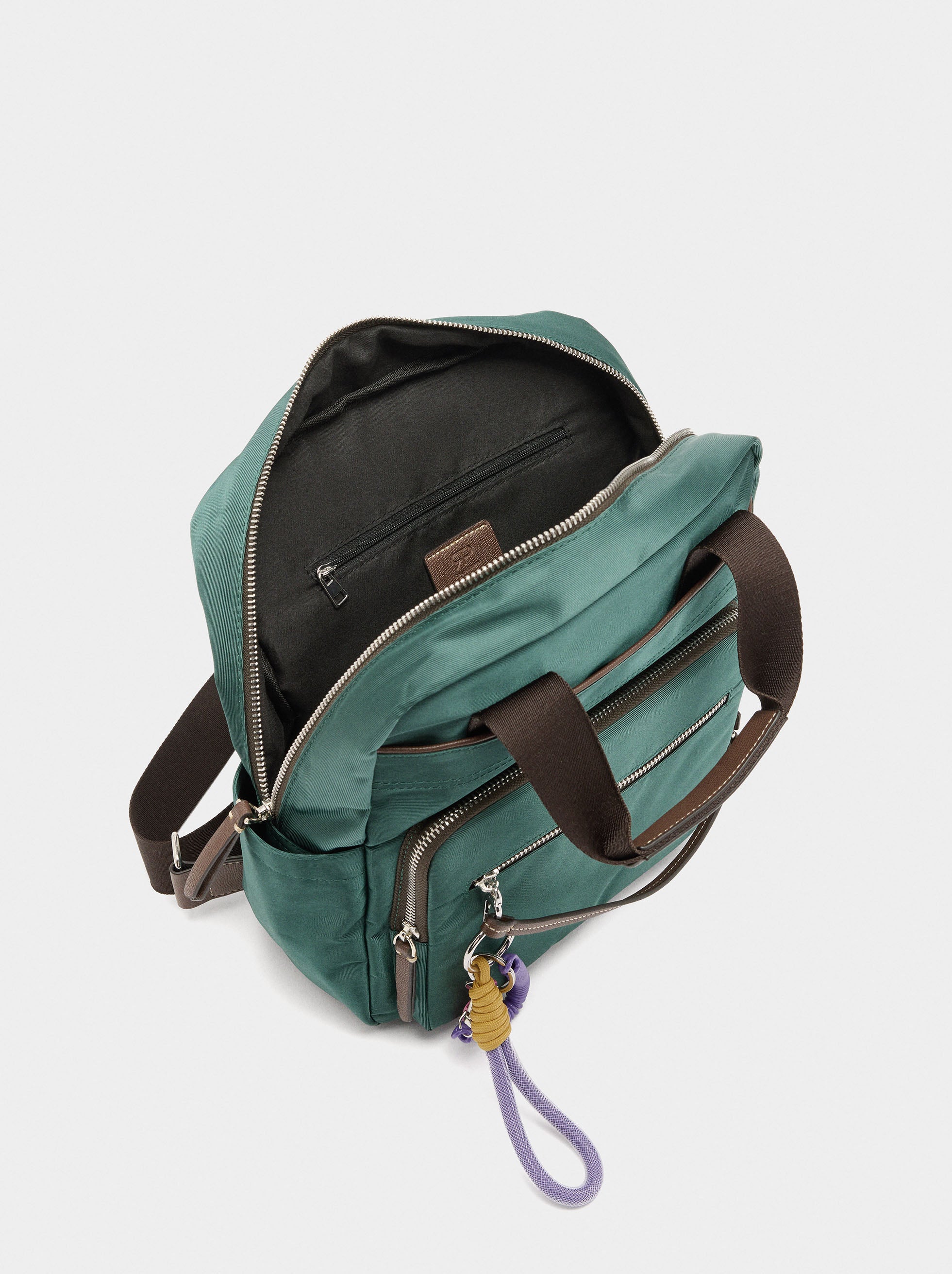 Mochila De Nylon Con Colgante