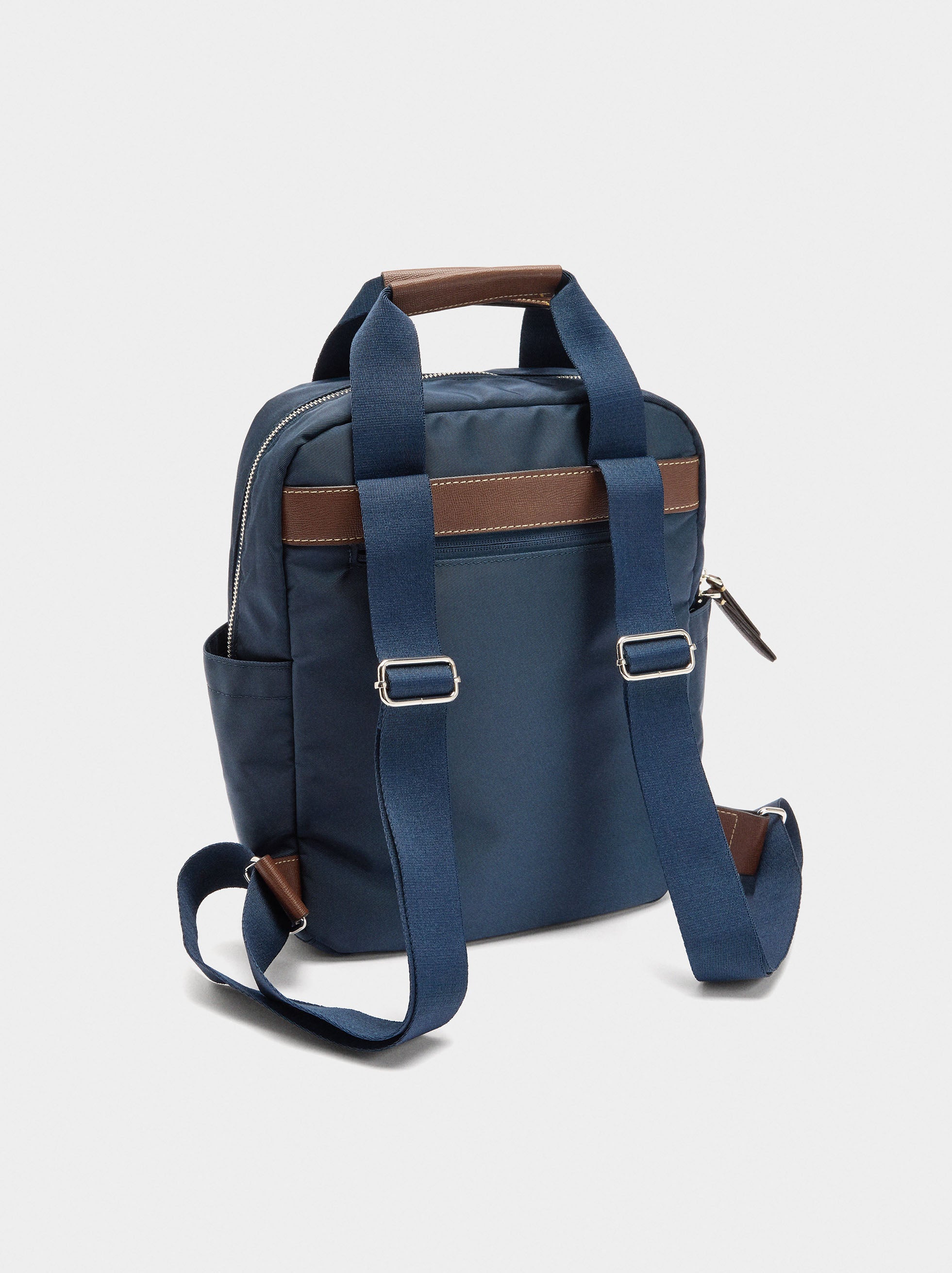 Mochila De Nylon Con Colgante