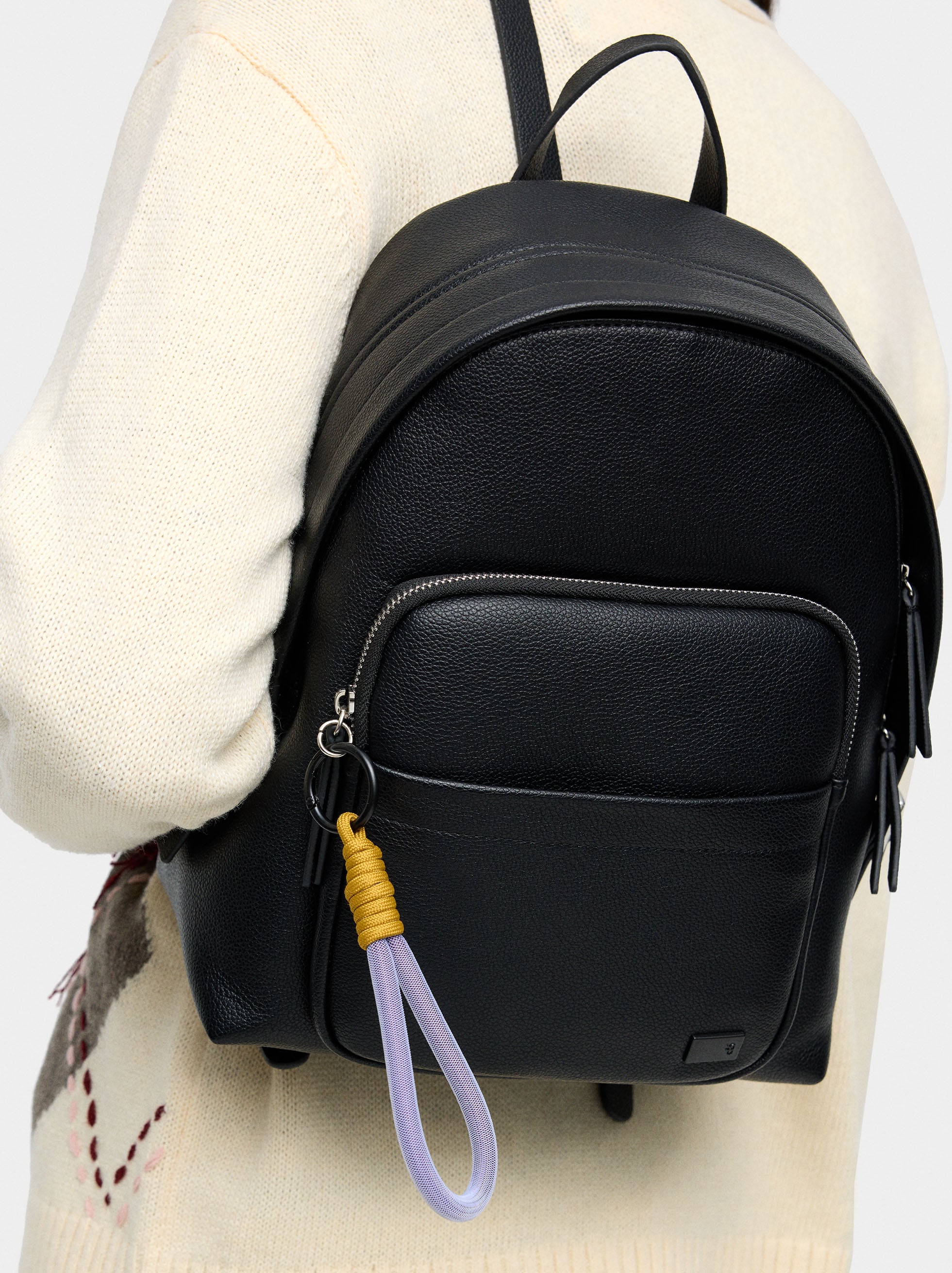 Mochila Básica Con Colgante