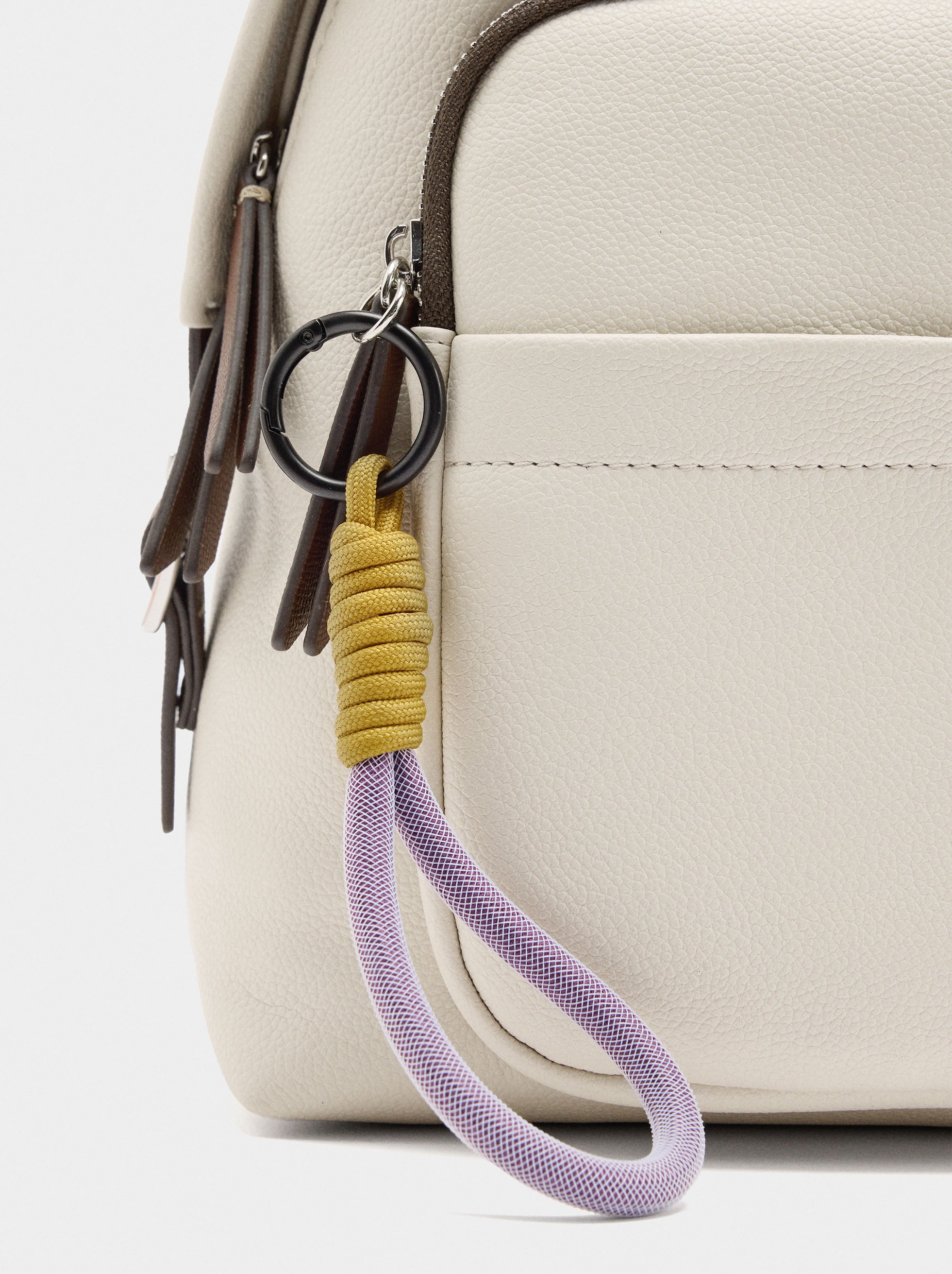 Mochila Básica Con Colgante
