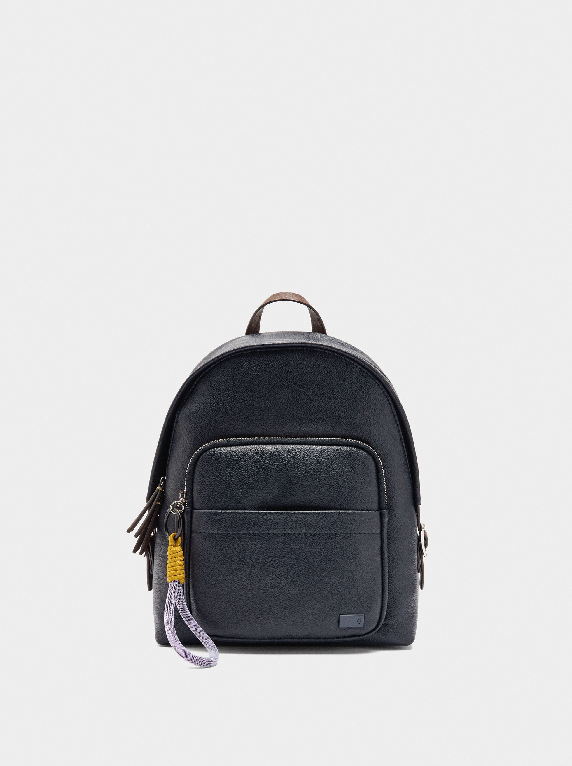 Mochila Básica Con Colgante
