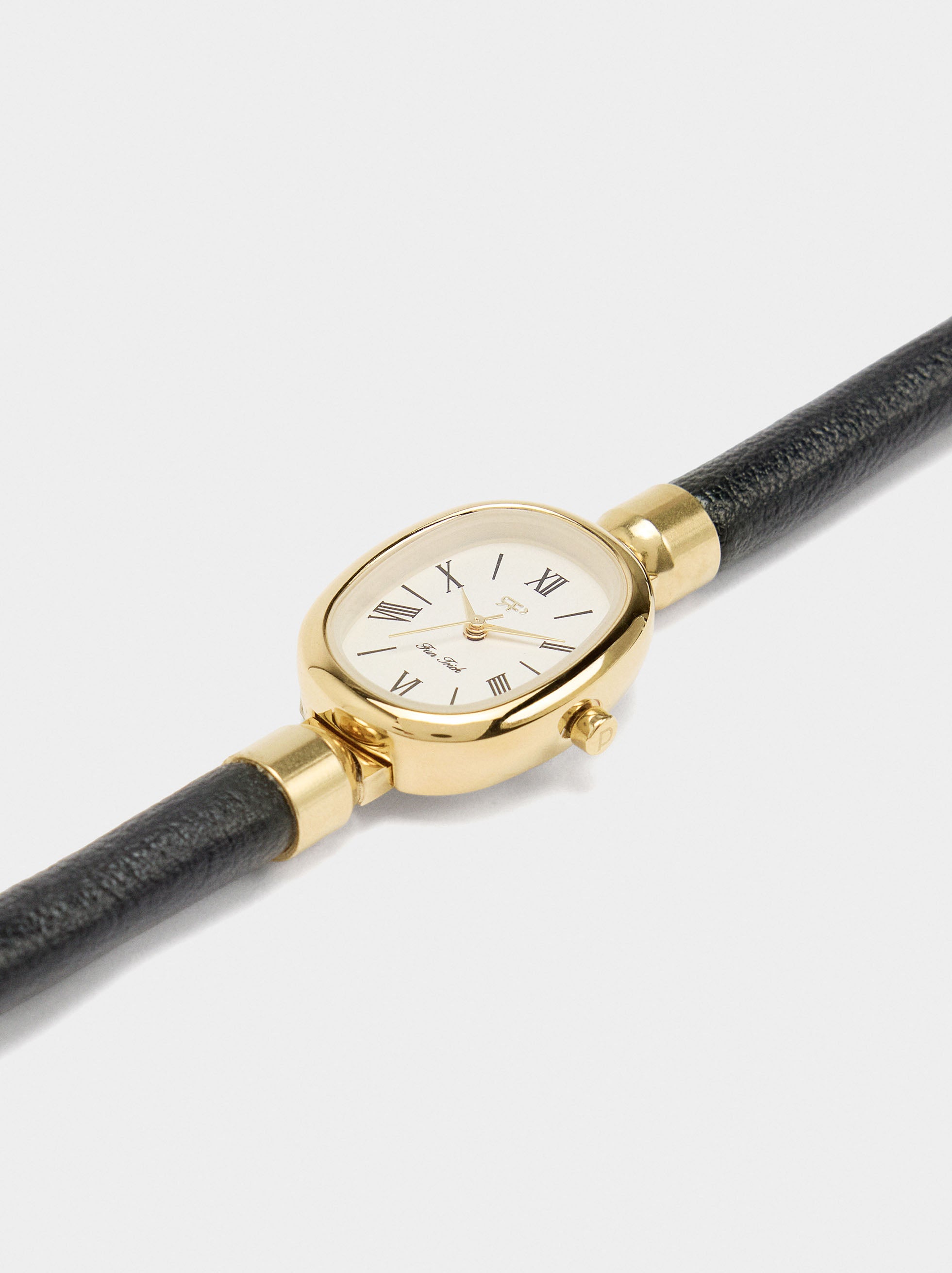 Reloj Con Esfera Ovalada Y Correa De Piel