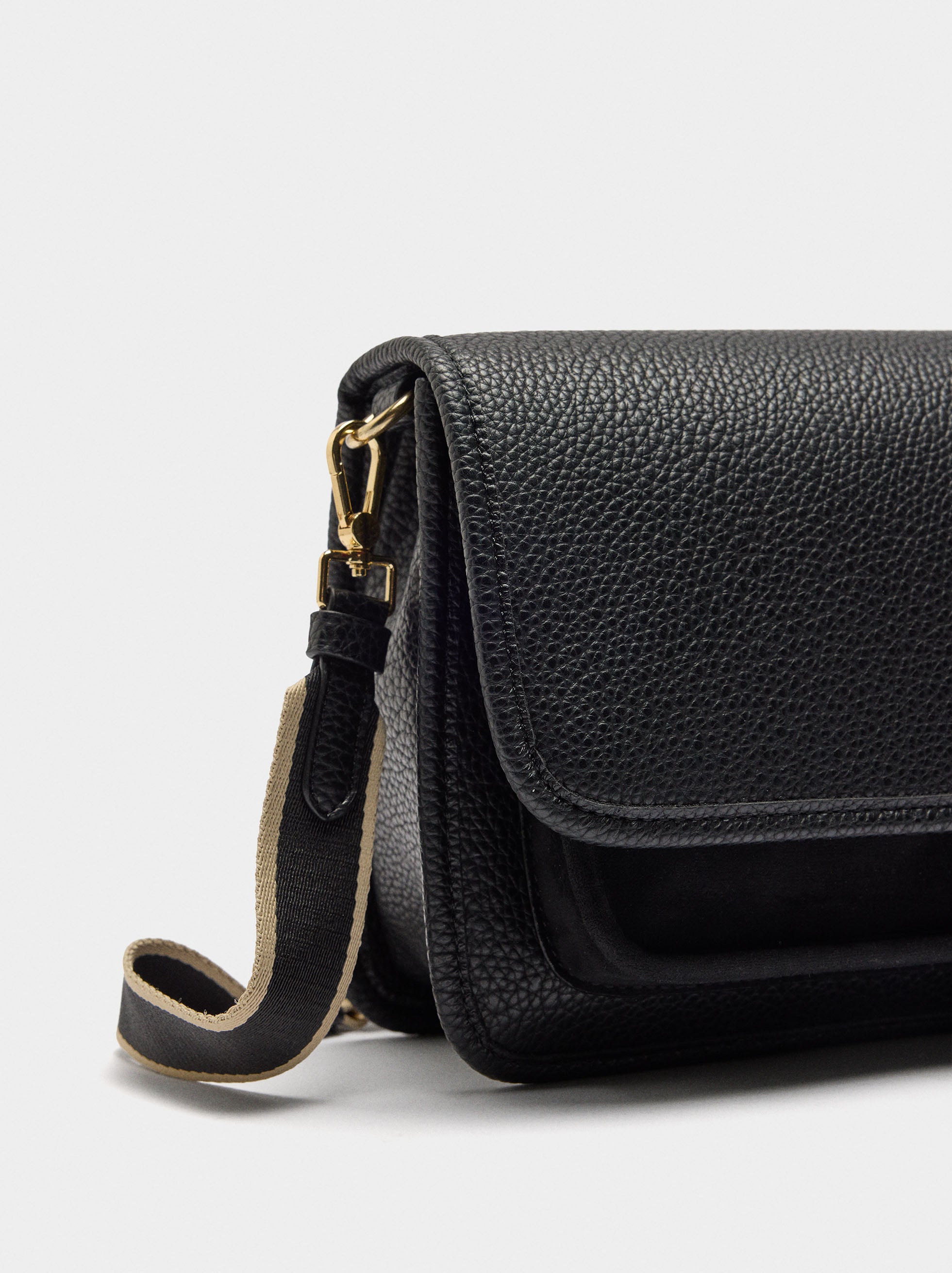 Bolso Bandolera Con Textura Y Solapa