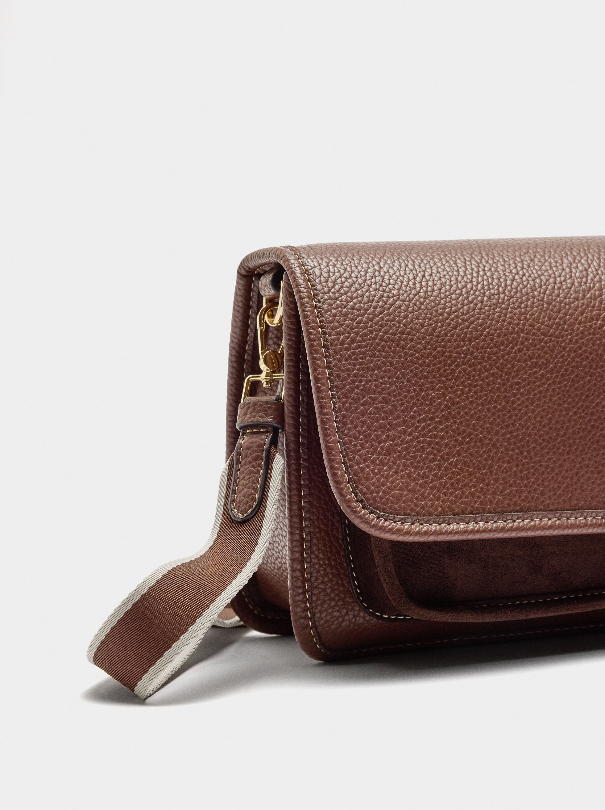 Bolso Bandolera Con Textura Y Solapa