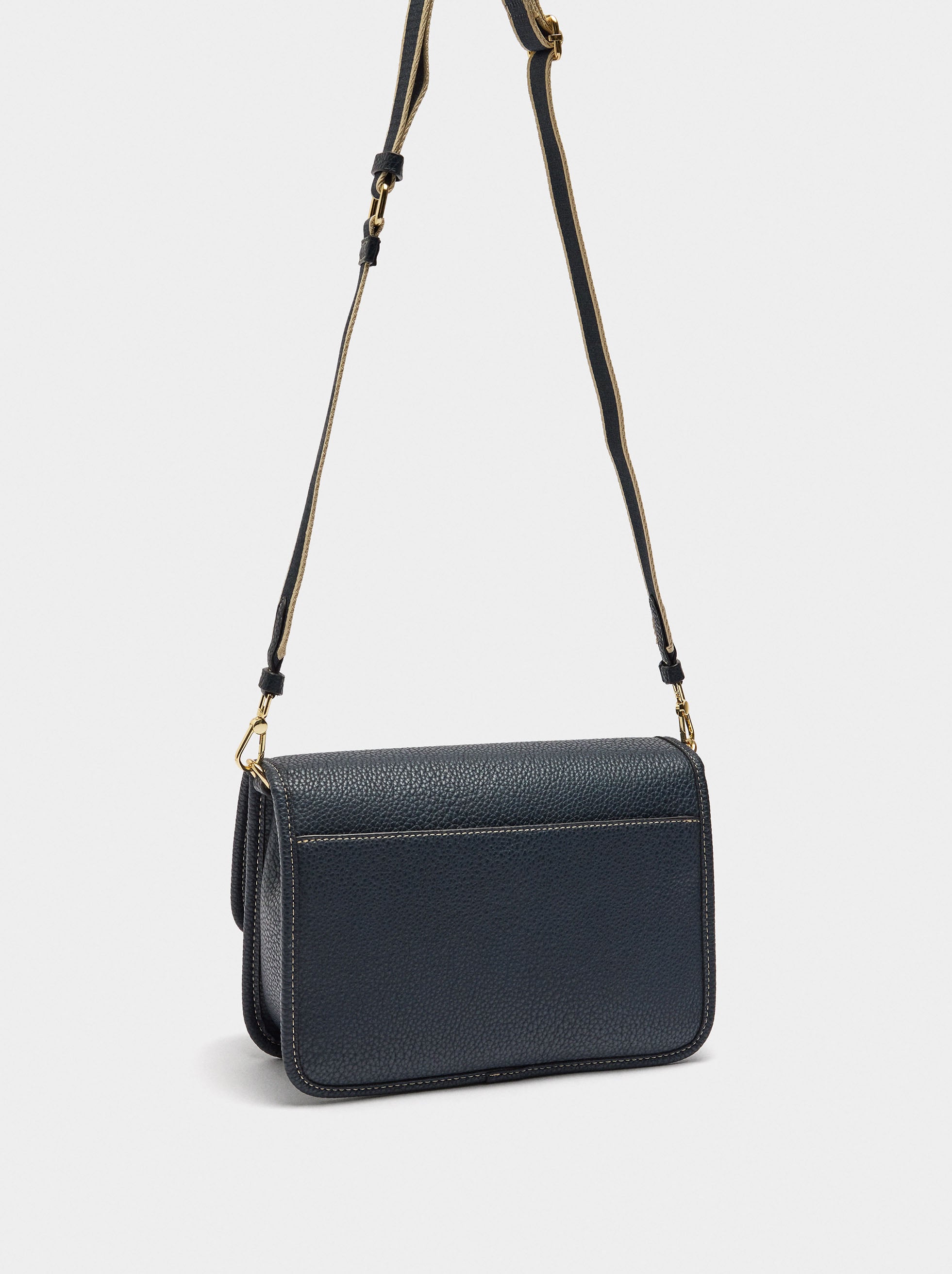 Bolso Bandolera Con Textura Y Solapa