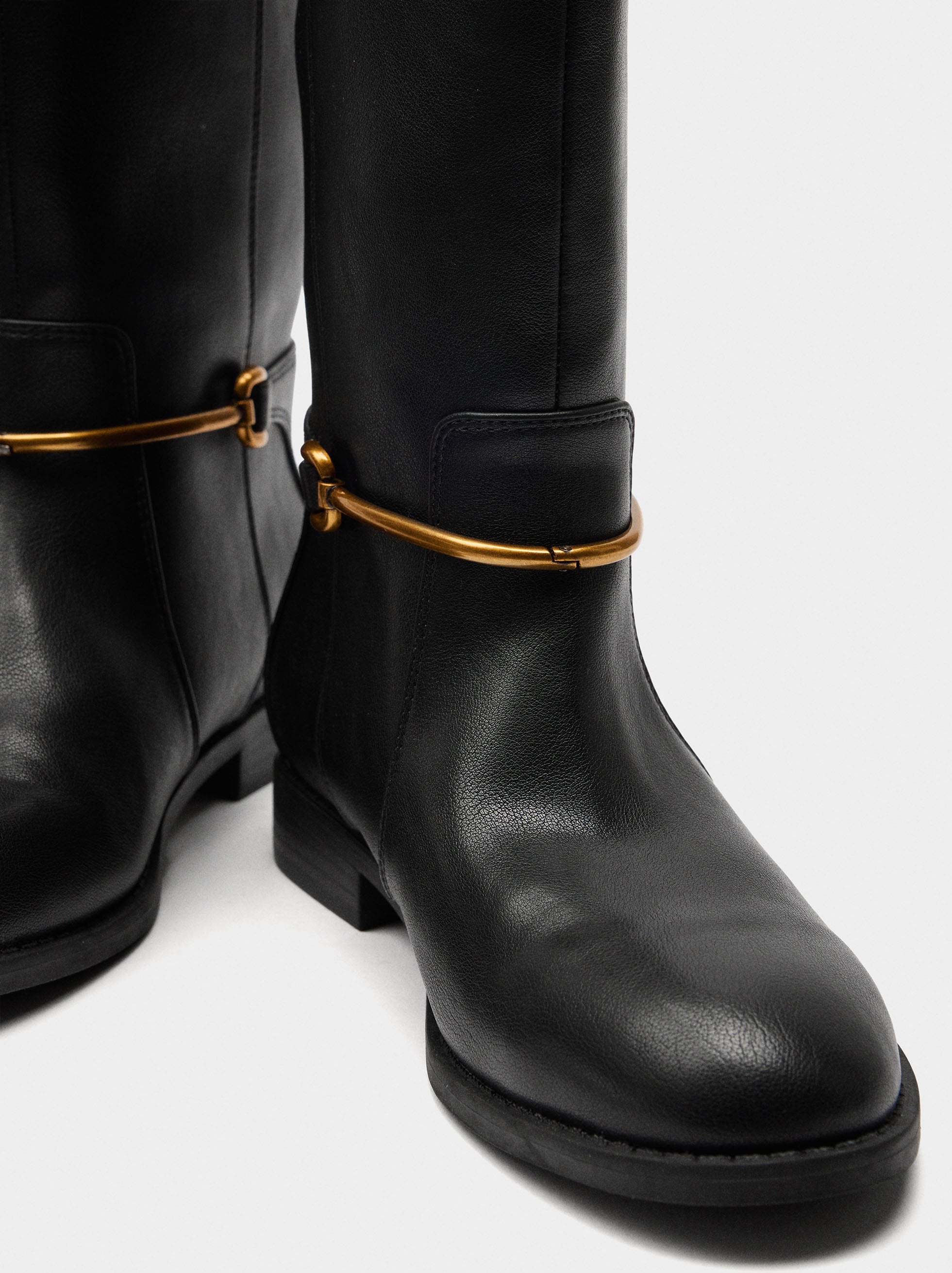Botas Altas Con Detalle Metálico