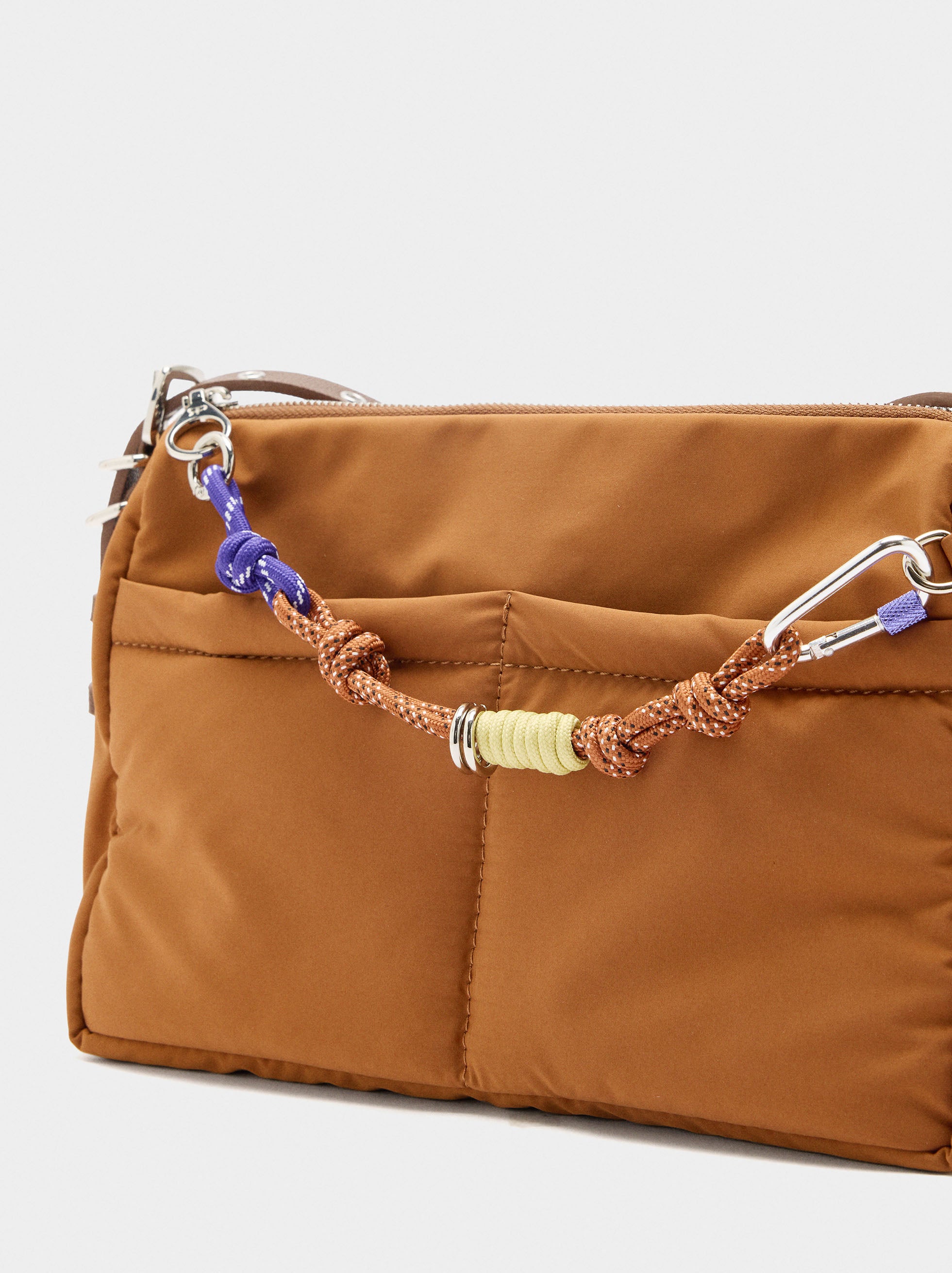 Bolso Bandolera De Nylon Con Colgante
