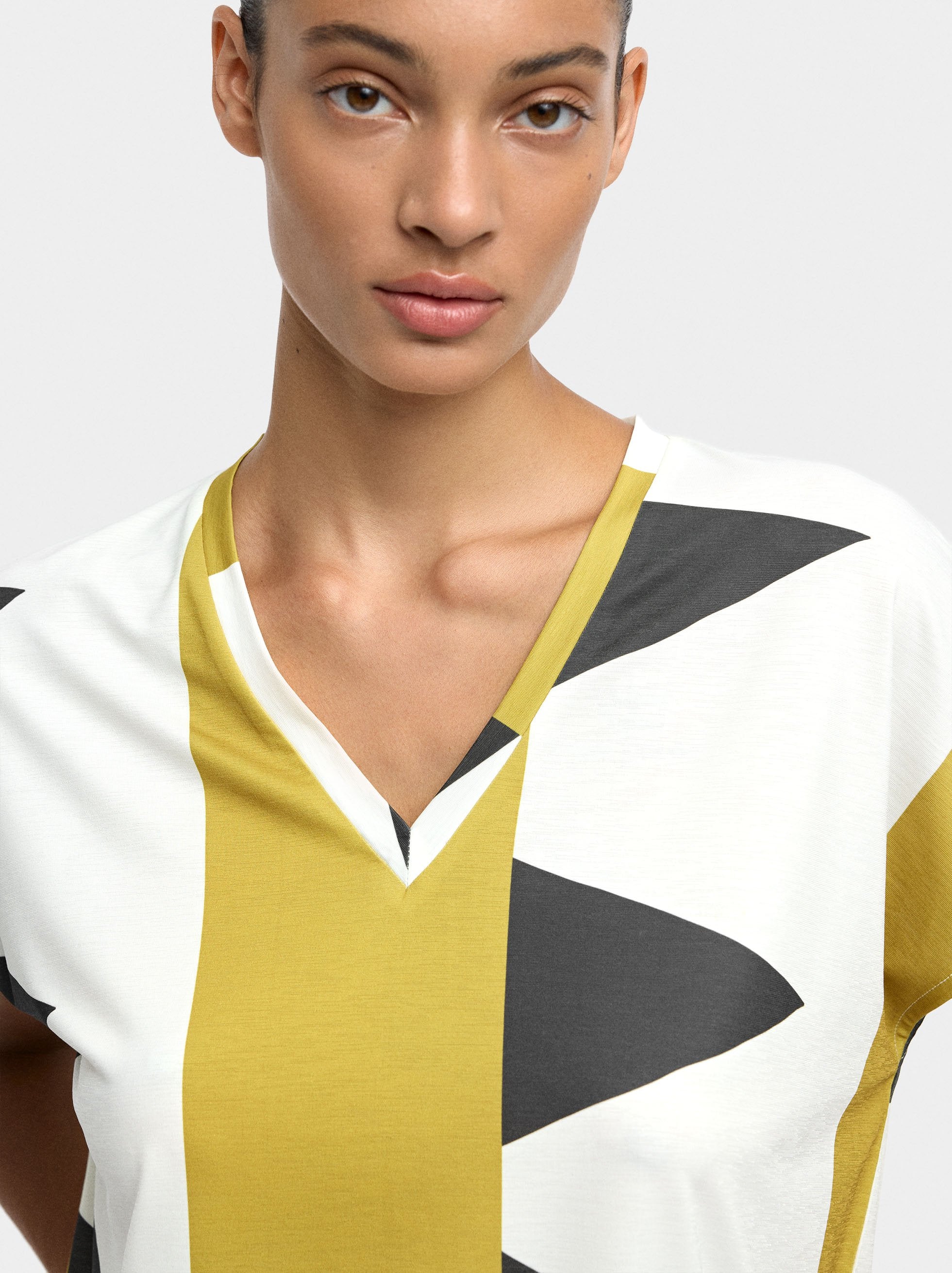 Camiseta Estampada Con Escote En Pico