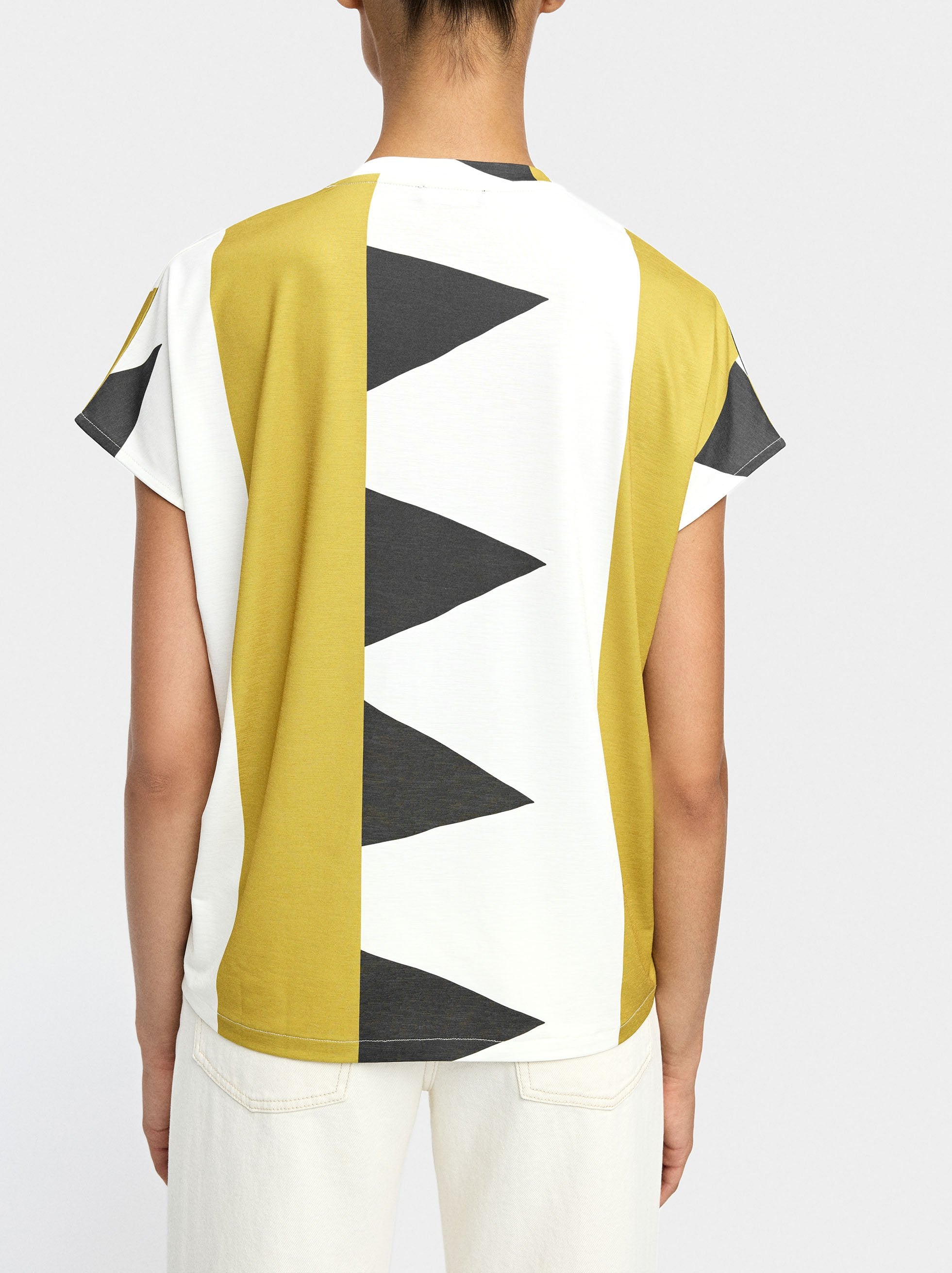 Camiseta Estampada Con Escote En Pico