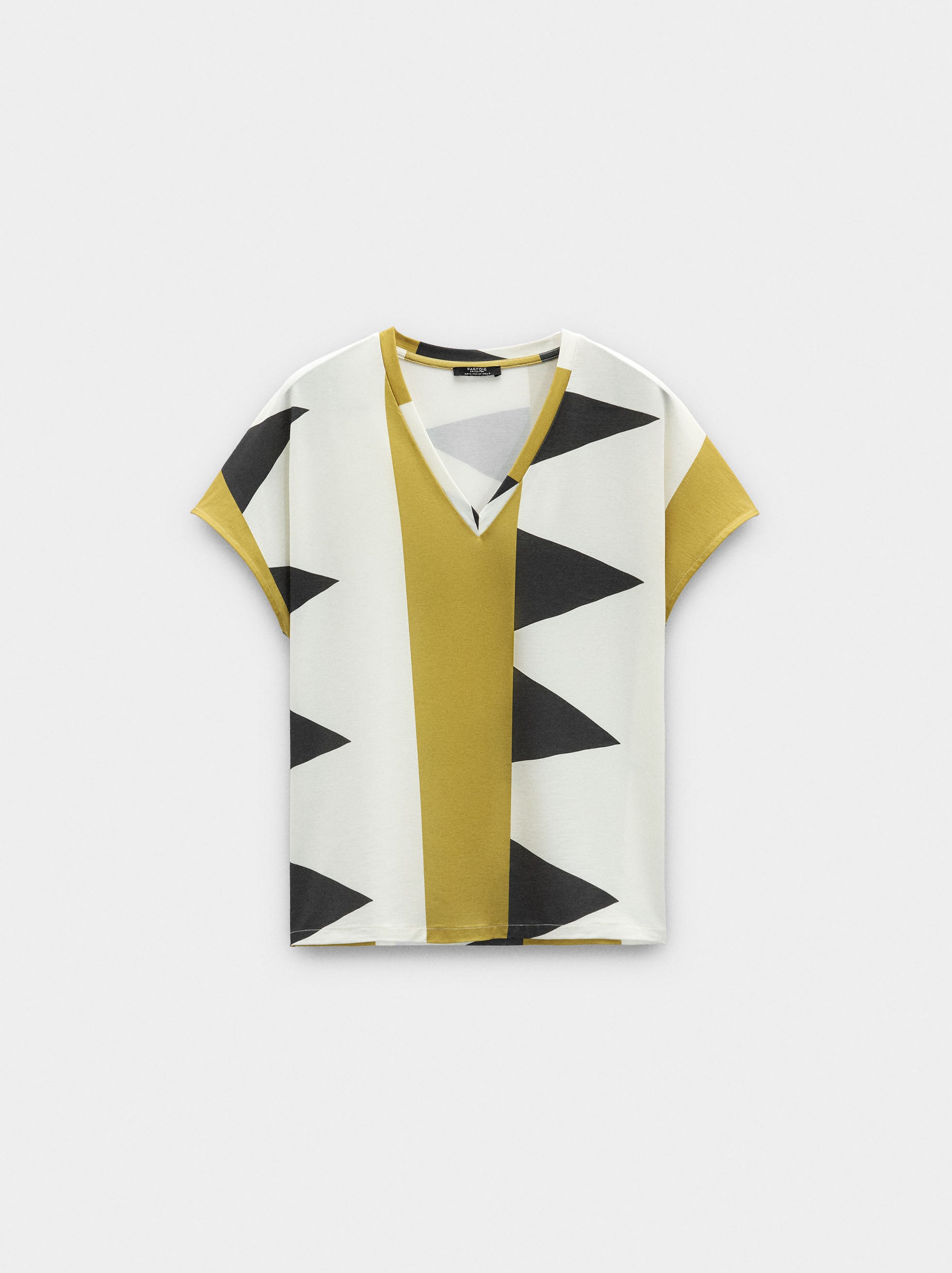 Camiseta Estampada Con Escote En Pico